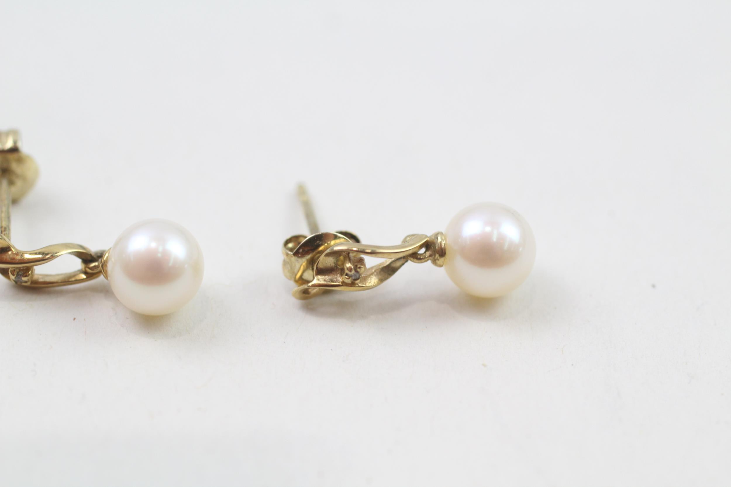 9ct gold cultured pearl & diamond drop earrings with scroll backs (1.3g) - Image 3 of 4