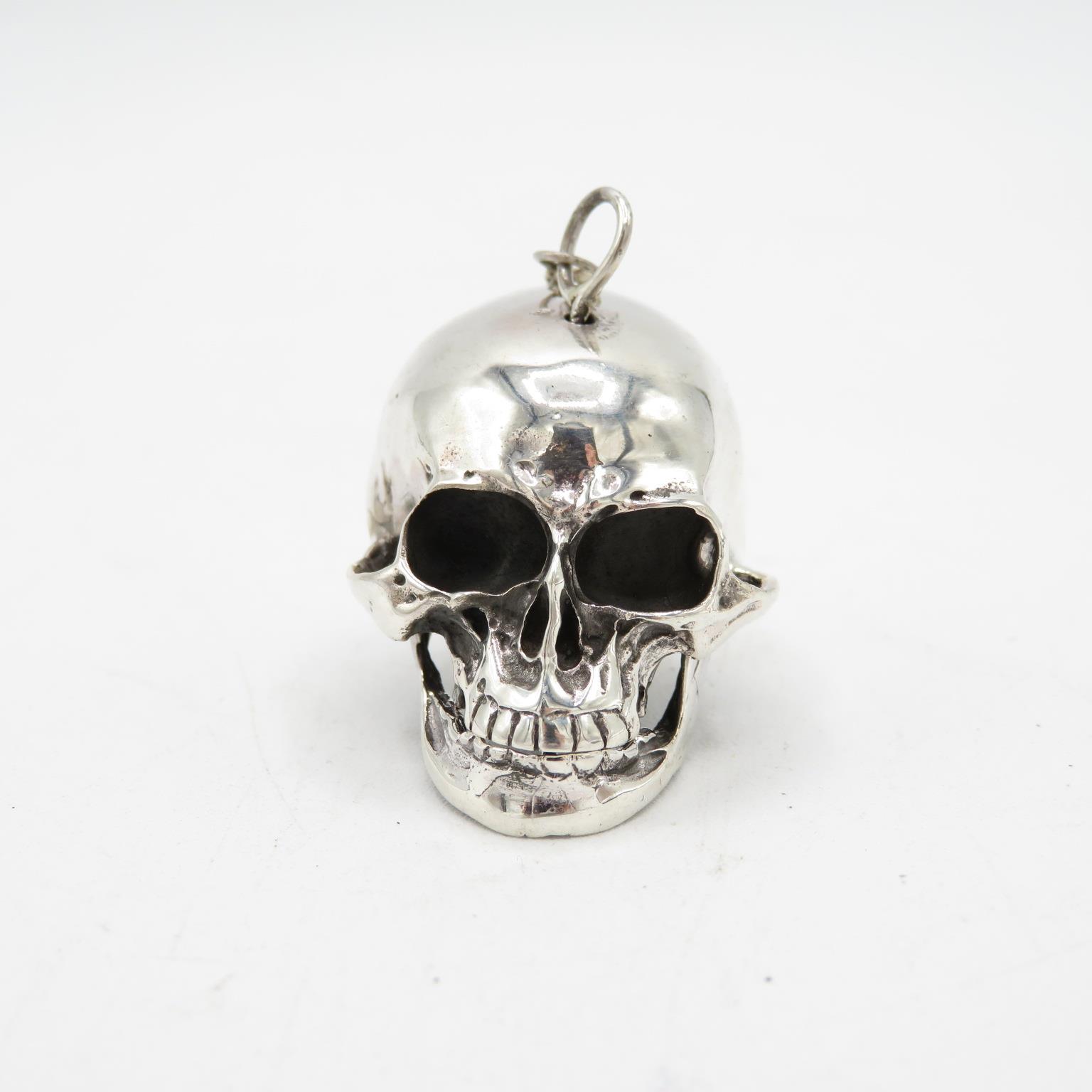 Extremely fine detailed articulated Memento Mori human skull in sterling silver with hinged bottom - Image 2 of 6