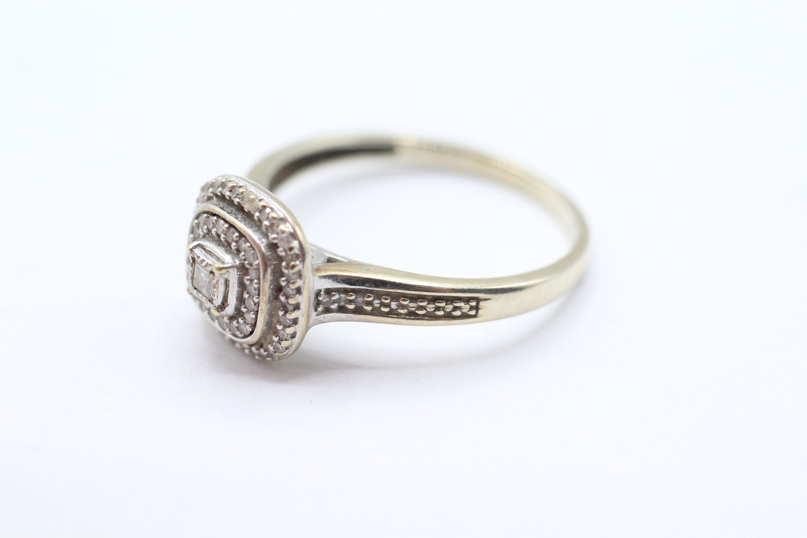 9ct gold diamond halo ring Size T - 3.1 g - Image 3 of 5