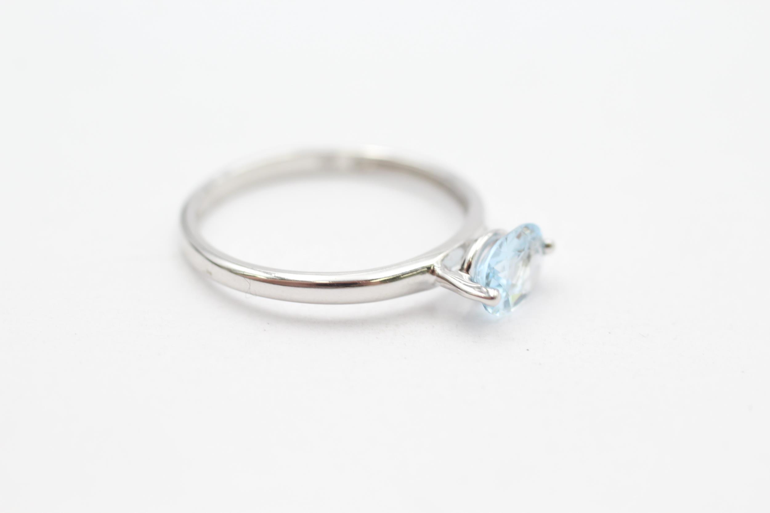 9ct gold oval cut aquamarine solitaire ring Size M - 1.4 g - Image 2 of 4