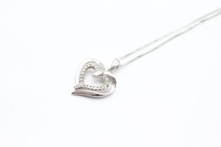 9ct white gold diamond heart pendant on chain - 2.2 g