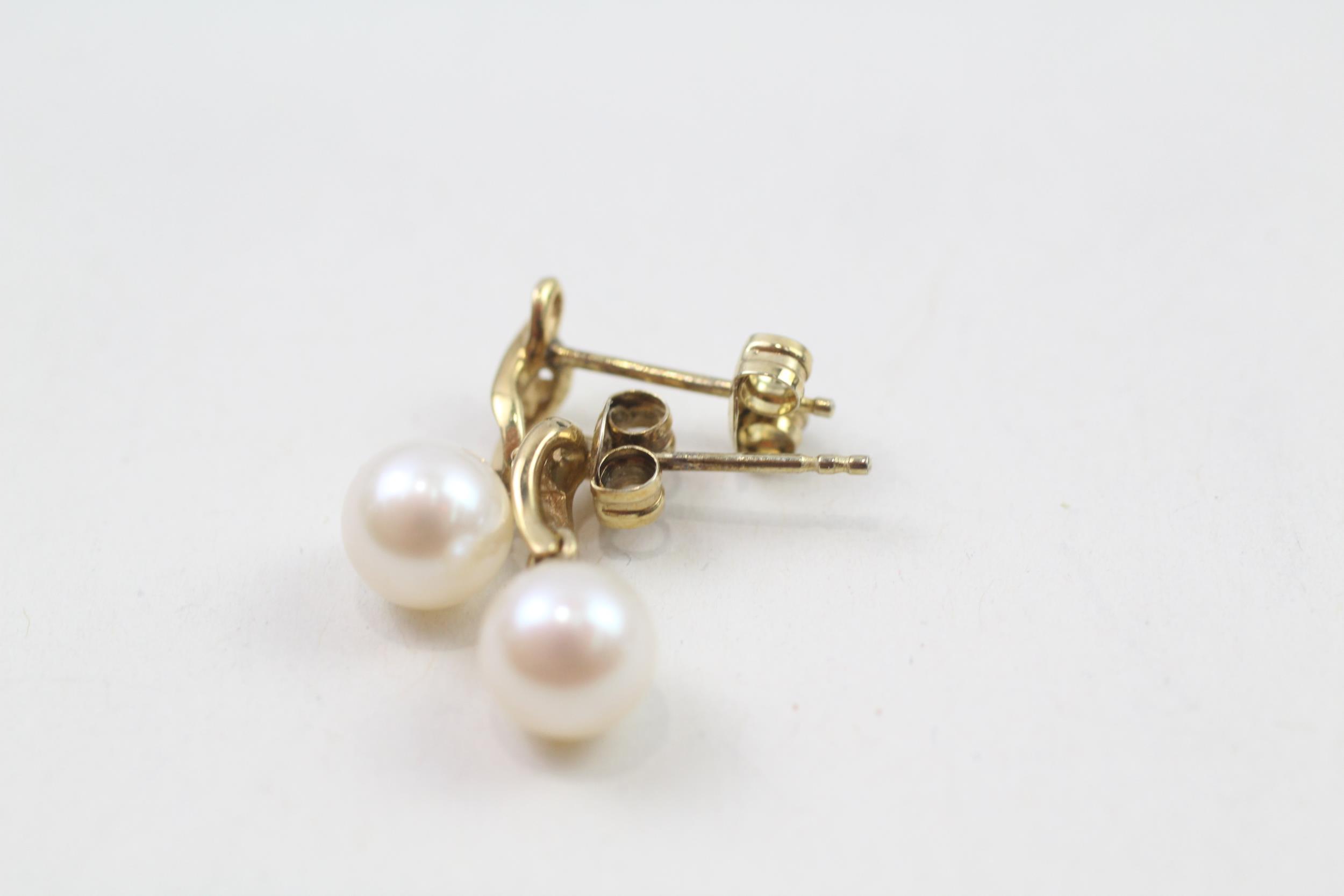 9ct gold cultured pearl & diamond drop earrings with scroll backs (1.3g) - Image 4 of 4