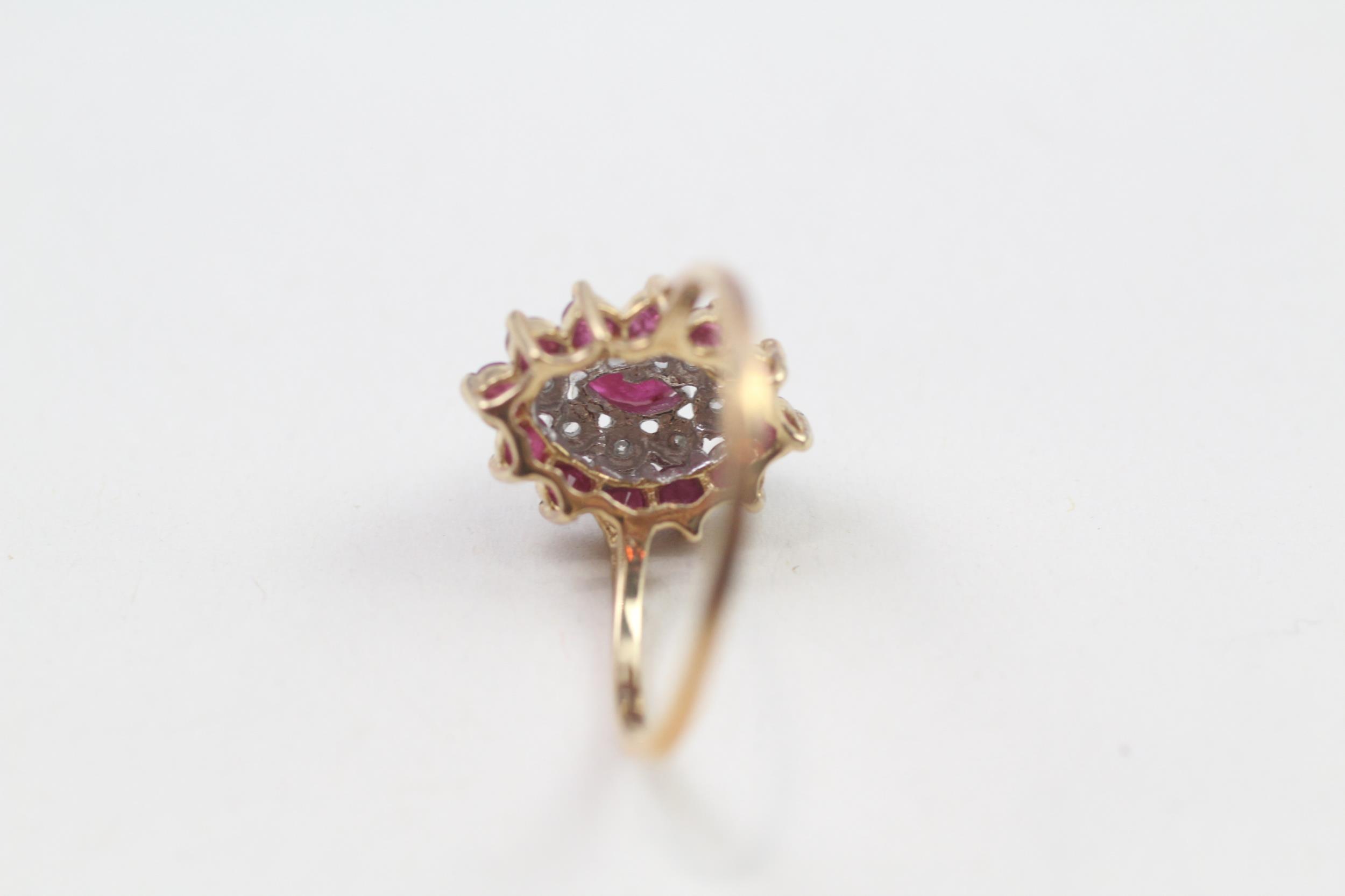9ct gold vintage ruby & diamond cluster ring, claw set (2.2g) Size P - Image 3 of 4