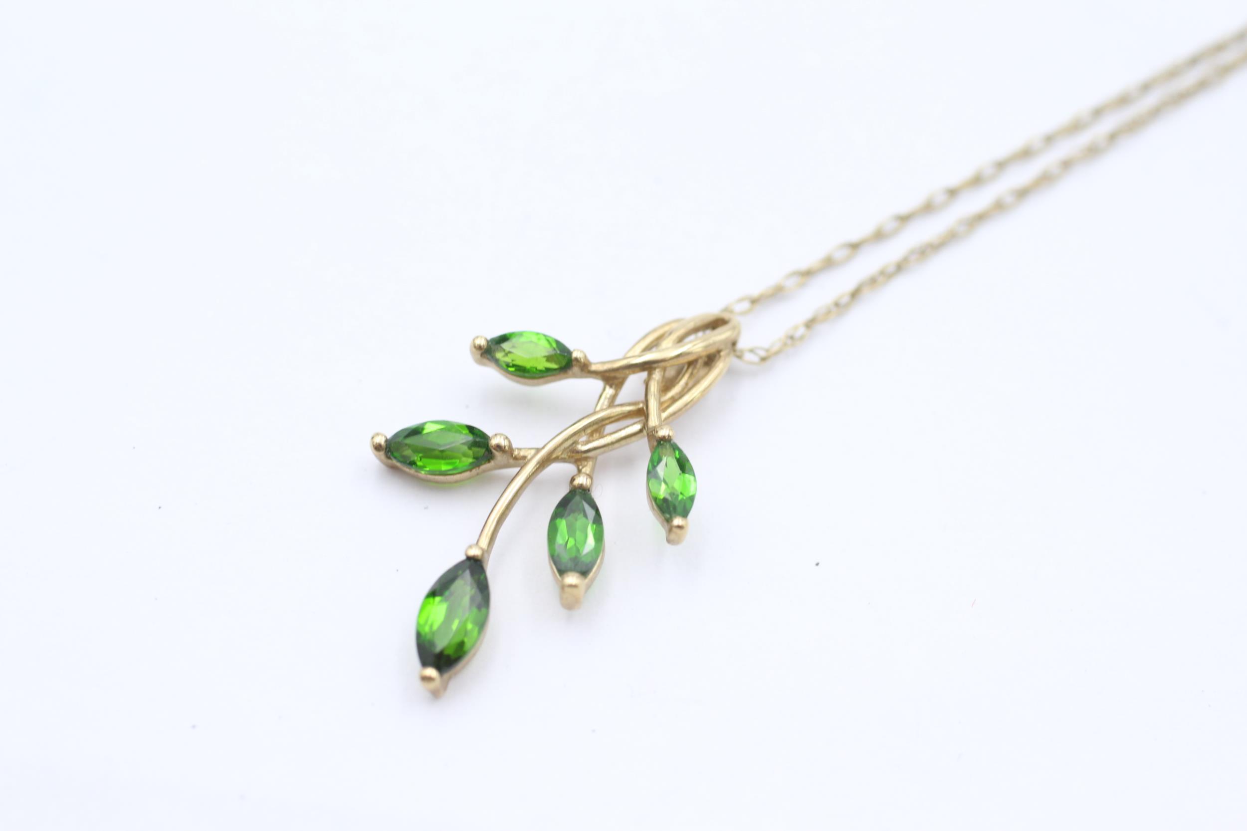 9ct gold diopside necklace - 2.2 g