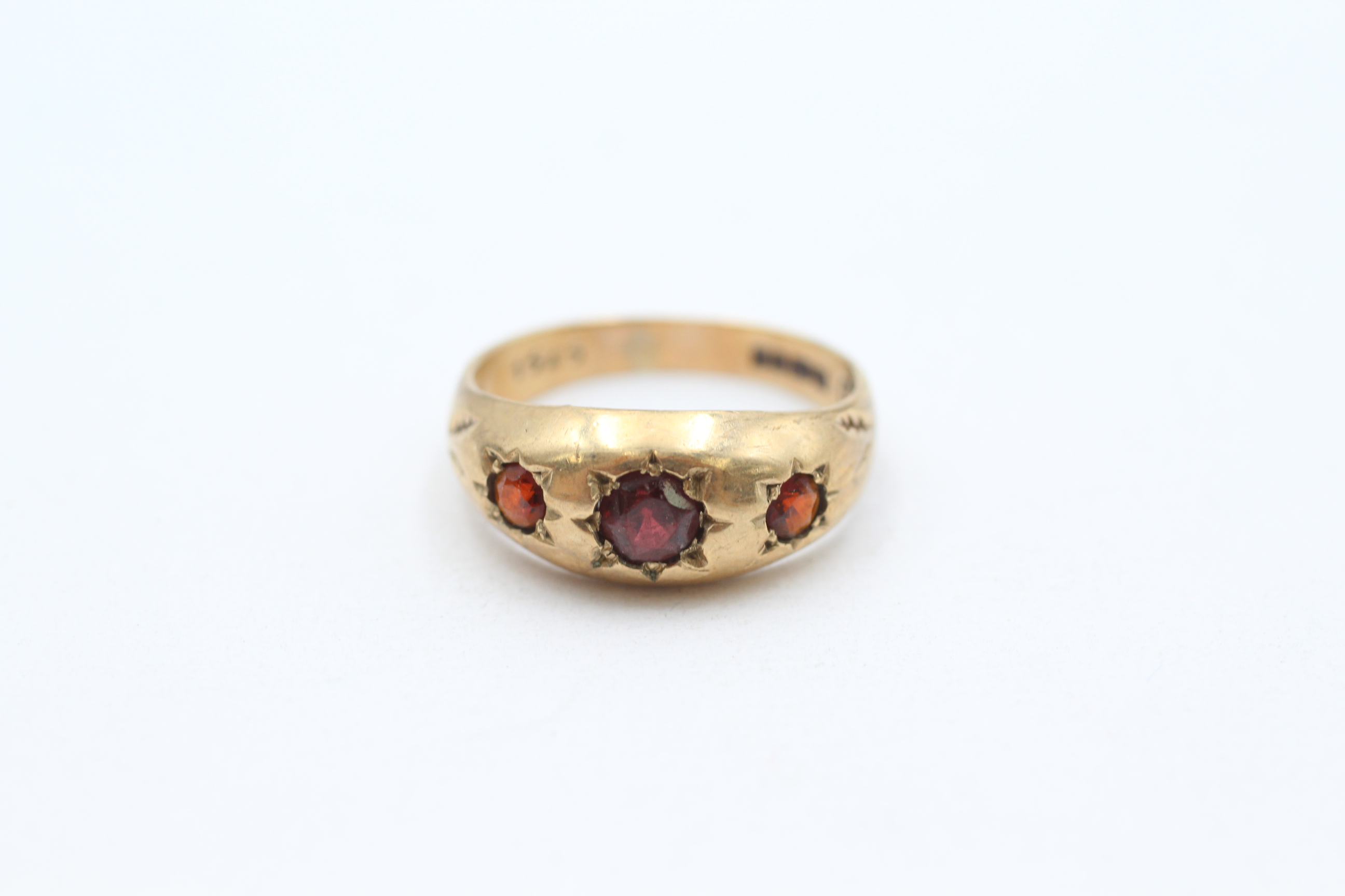 9ct gold antique garnet three stone ring with starburst motif Size M - 2.5 g