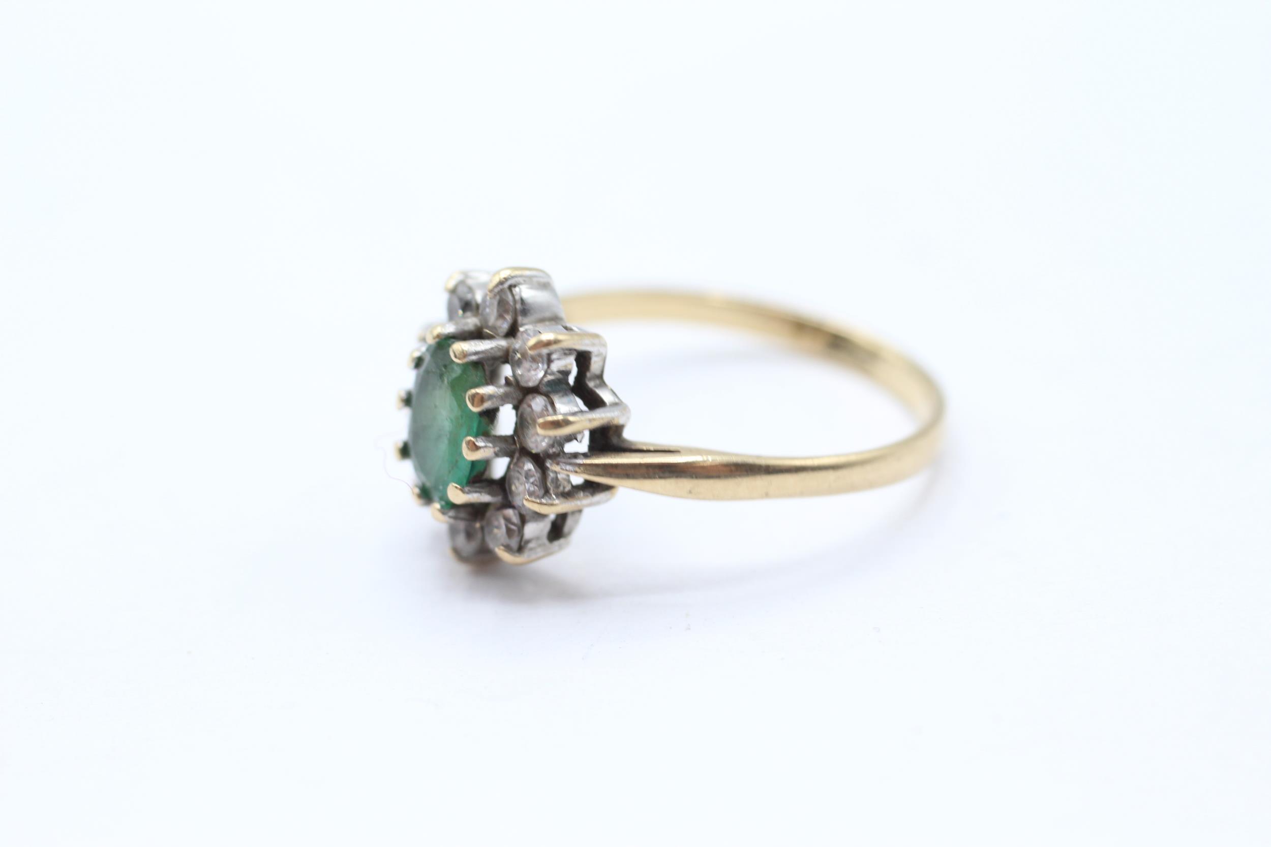 9ct gold vintage emerald & white gemstone cluster ring. Hallmarked: London 1981 Size O - 2.3 g - Image 4 of 4