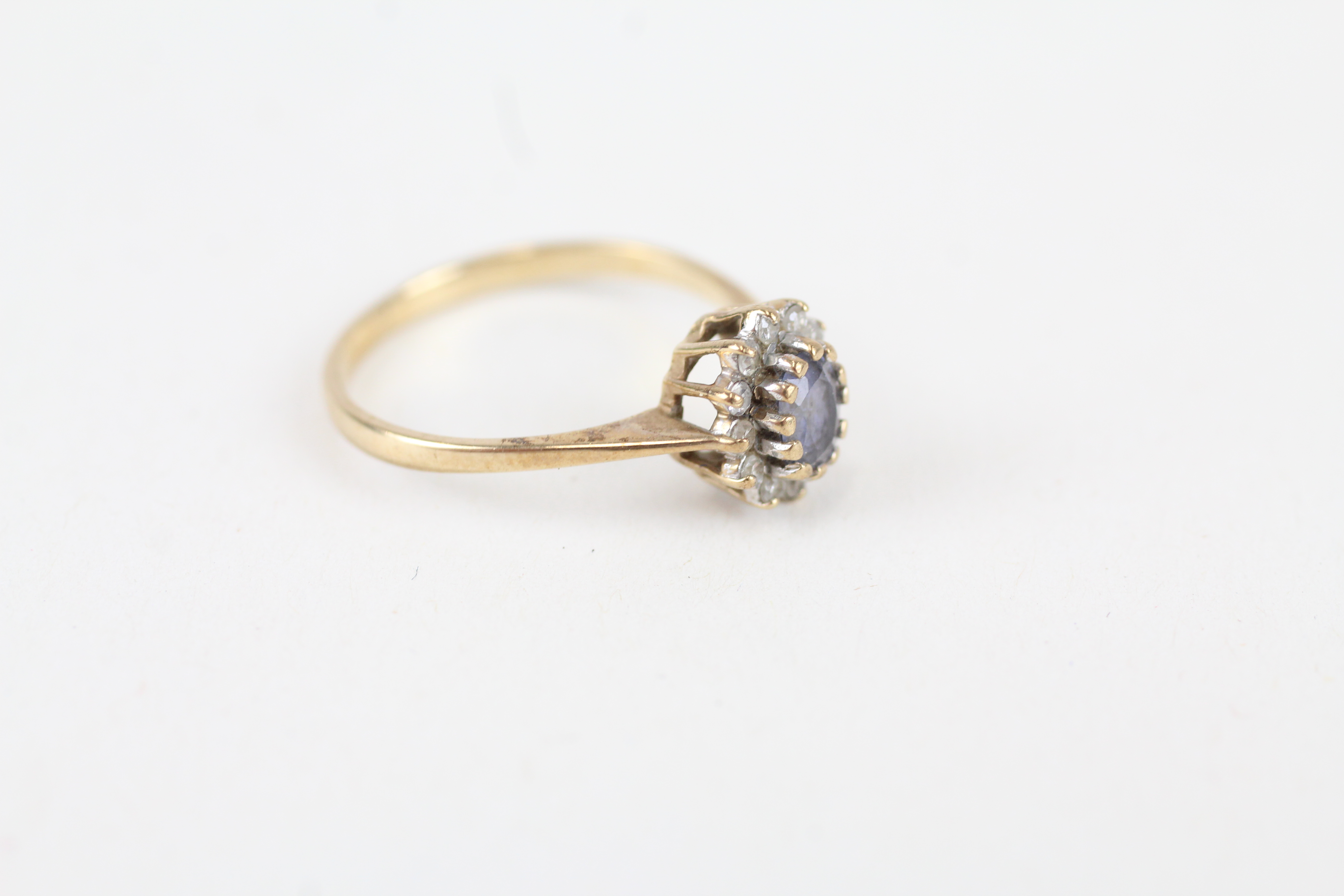 9ct gold vintage oval cut sapphire & diamond cluster ring, claw set Size K - 1.4 g - Image 2 of 4