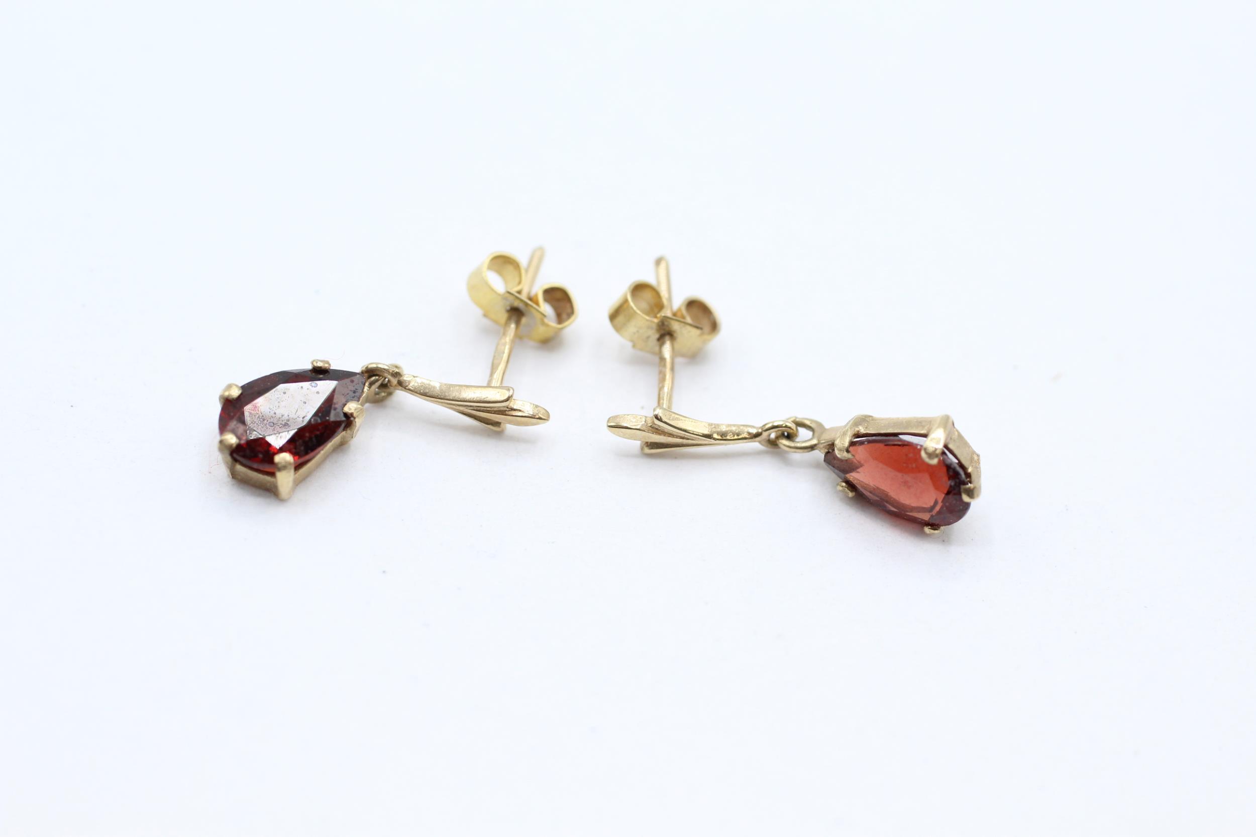 9ct gold pear cut garnet set drop earrings - 1.6 g