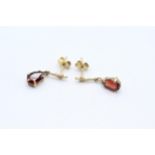 9ct gold pear cut garnet set drop earrings - 1.6 g