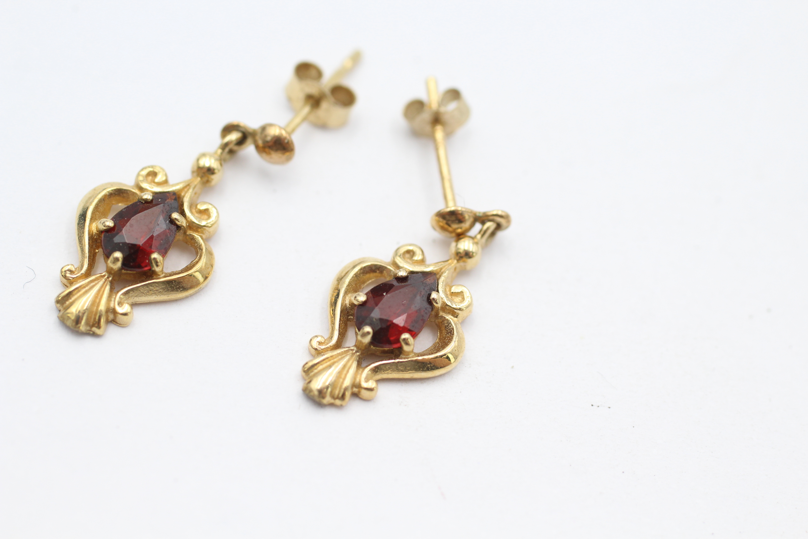 9ct gold garnet Etruscan style dangle earrings - 1.6 g - Image 3 of 4