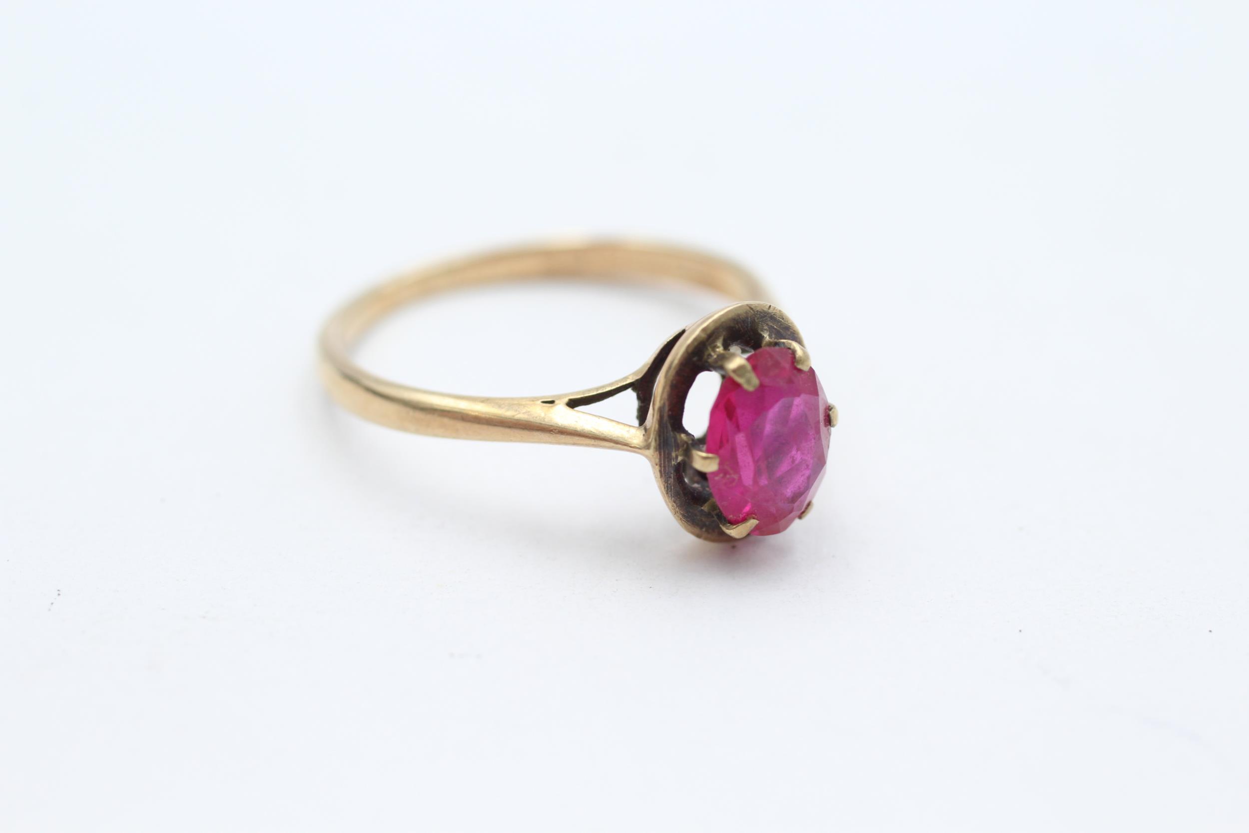 9ct gold vintage oval cut red gemstone dress ring, claw set Size P - 2.3 g - Bild 2 aus 4