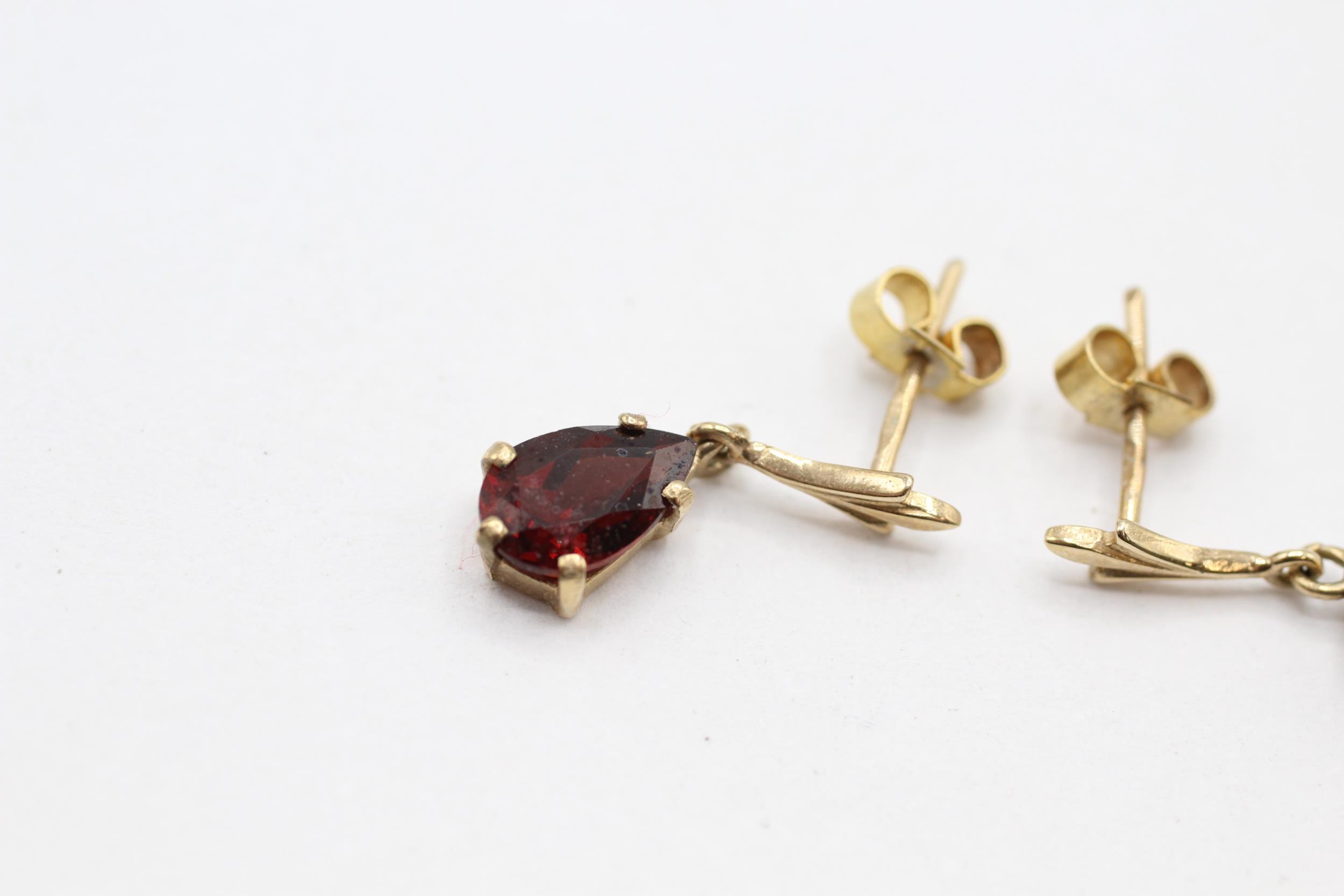 9ct gold pear cut garnet set drop earrings - 1.6 g - Image 4 of 4