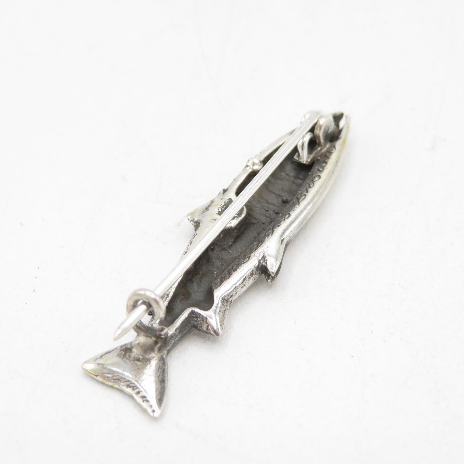 HM Sterling Silver 925 highly details salmon brooch with tight fitting pin in excellent condition ( - Image 4 of 5