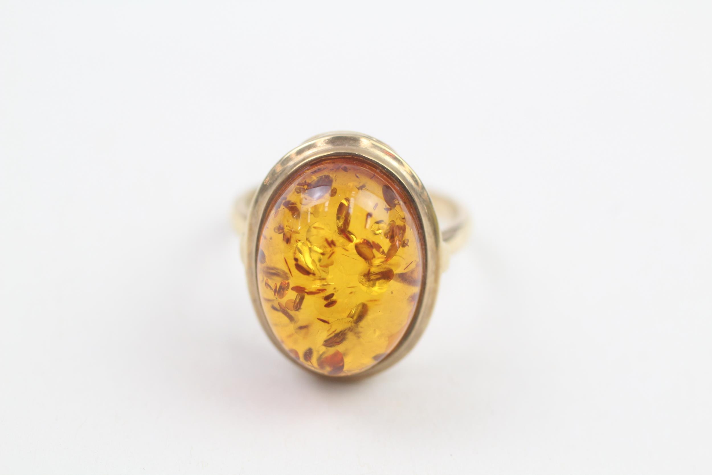 9ct gold cabochon cut amber dress ring (3.6g) Size L