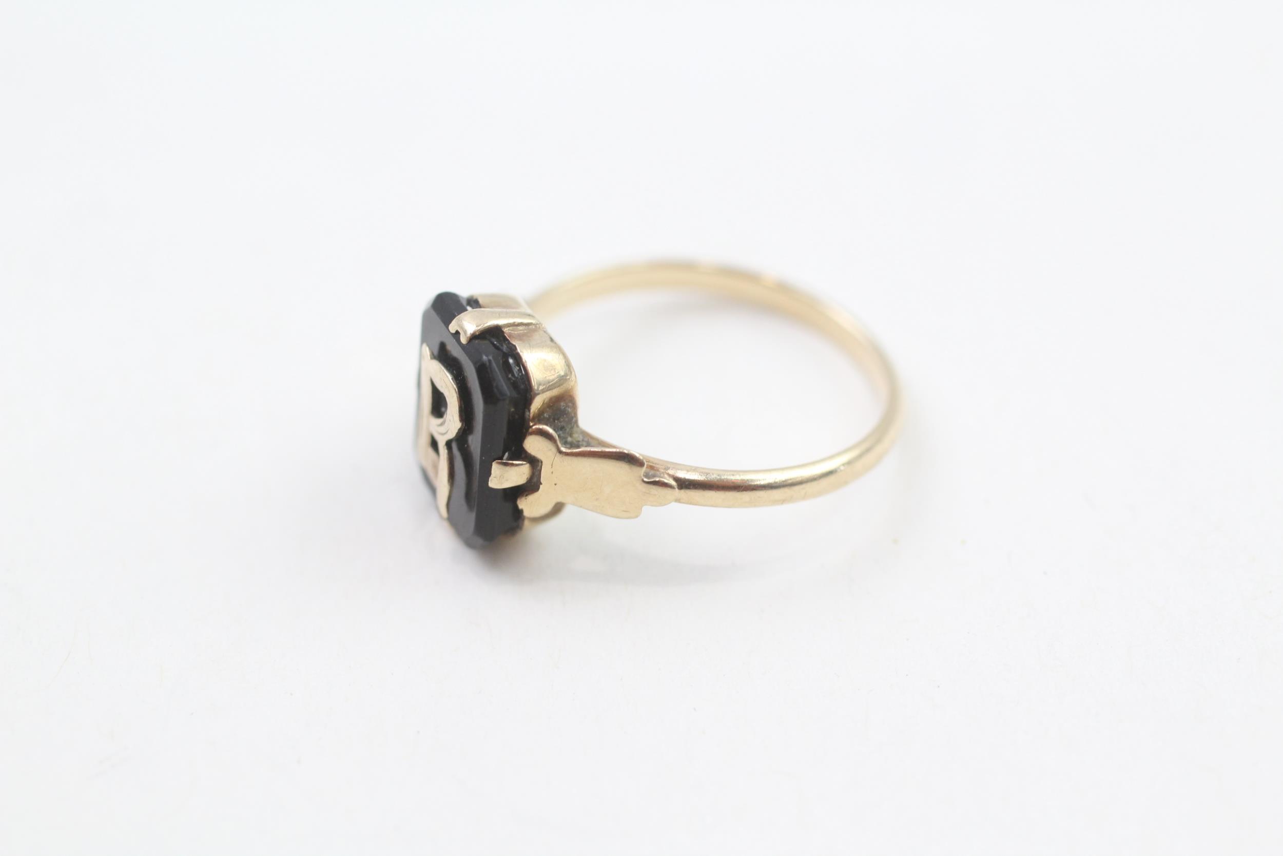 9ct gold vintage black onyx initial 'R' dress ring (1.9g) Size L - Image 2 of 5