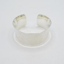 HM 925 Sterling Silver hammered design cuff bangle - adjustable - (53.7g) In excellent condition