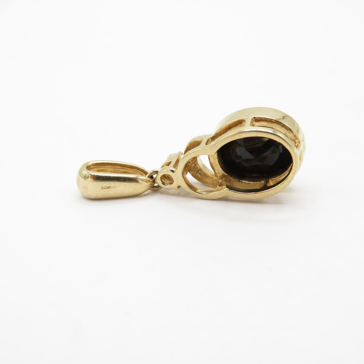 HM 9ct gold pendant with garnet centre stone and white CZ stone accents (4.1g) - Image 5 of 5