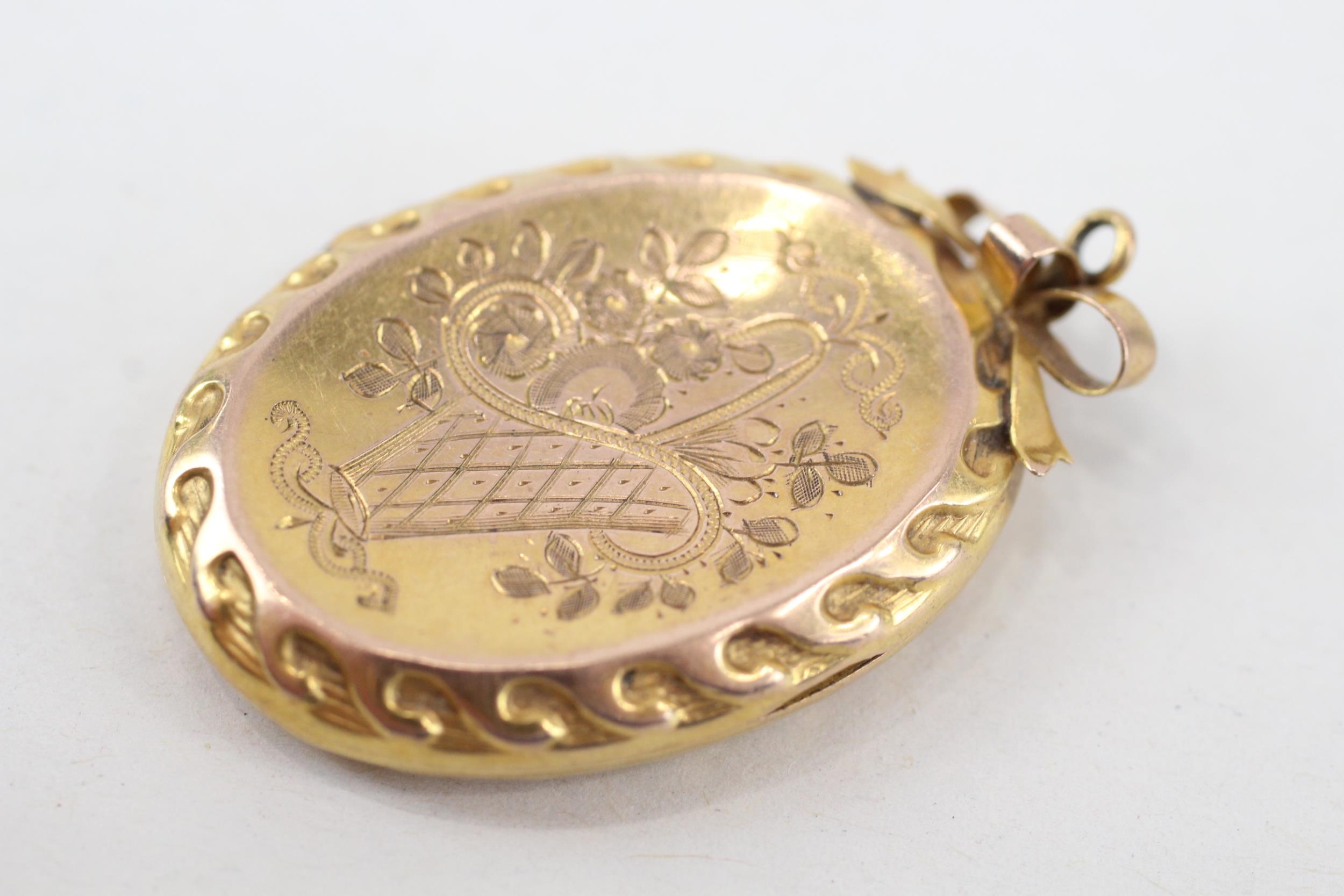 9ct gold back & front Victorian patterned locket (5.7g) - Image 2 of 4