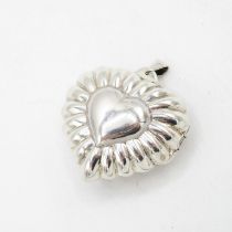 Heart shaped locket Vesta with foliate design in 925 HM Sterling Silver in excellent condition hinge