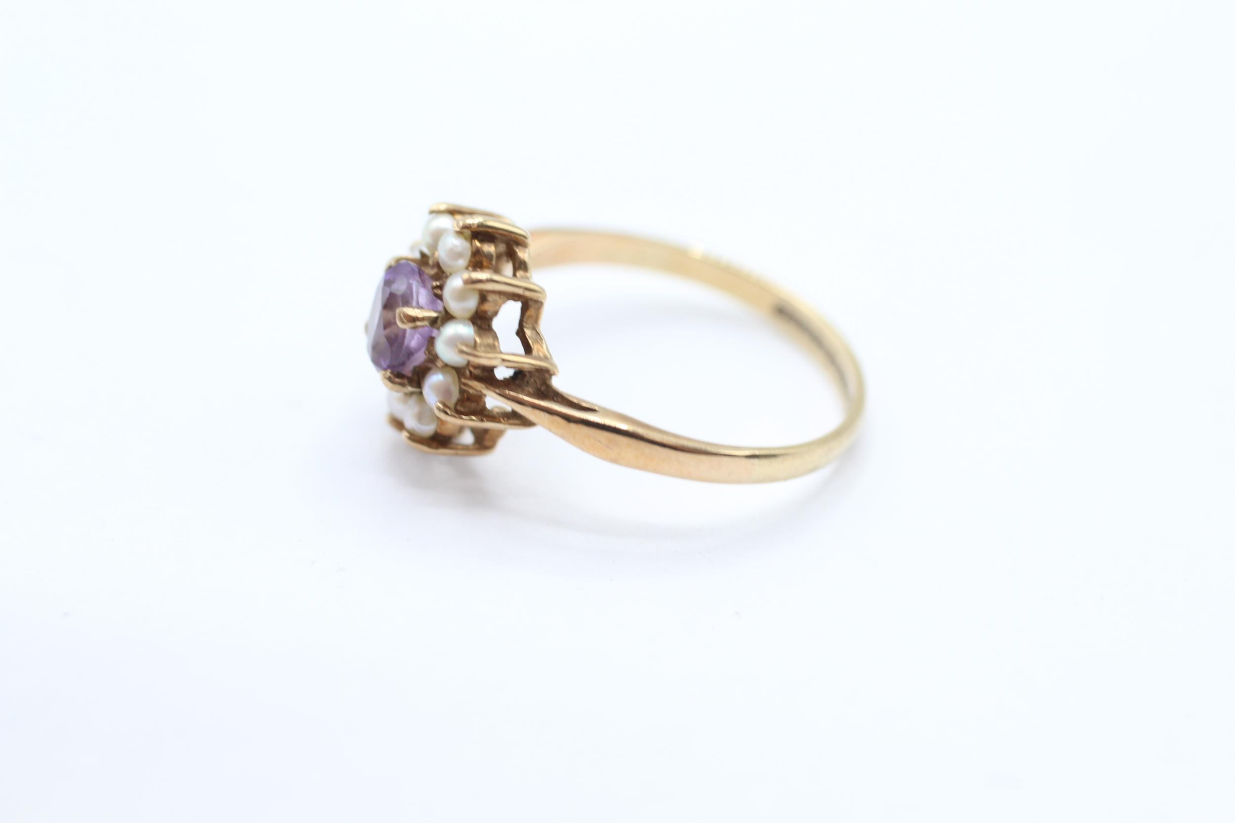 9ct gold vintage amethyst & seed pearl cluster ring, claw set Size J - 1.5 g - Image 3 of 4