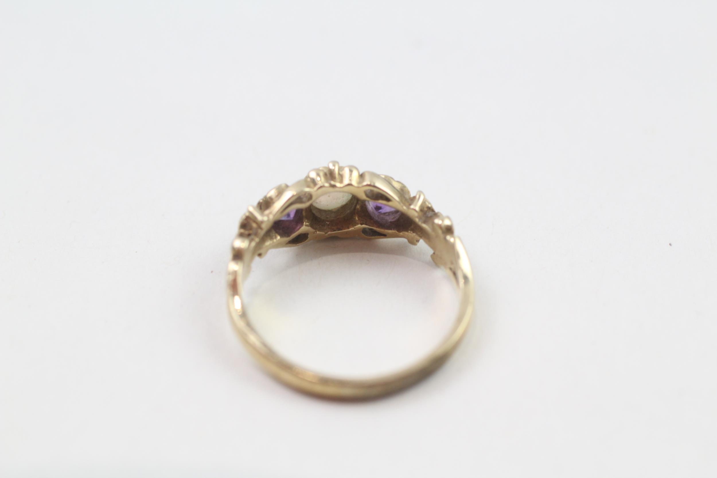 9ct gold vintage amethyst & opal three stone ring with patterned shoulders (2.3g) Size M - Image 4 of 4