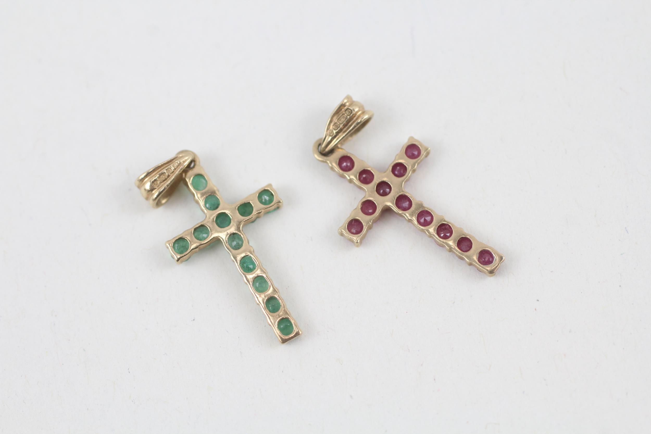 2x 9ct gold ruby & emerald cross pendants - 1.3 g - Image 5 of 5