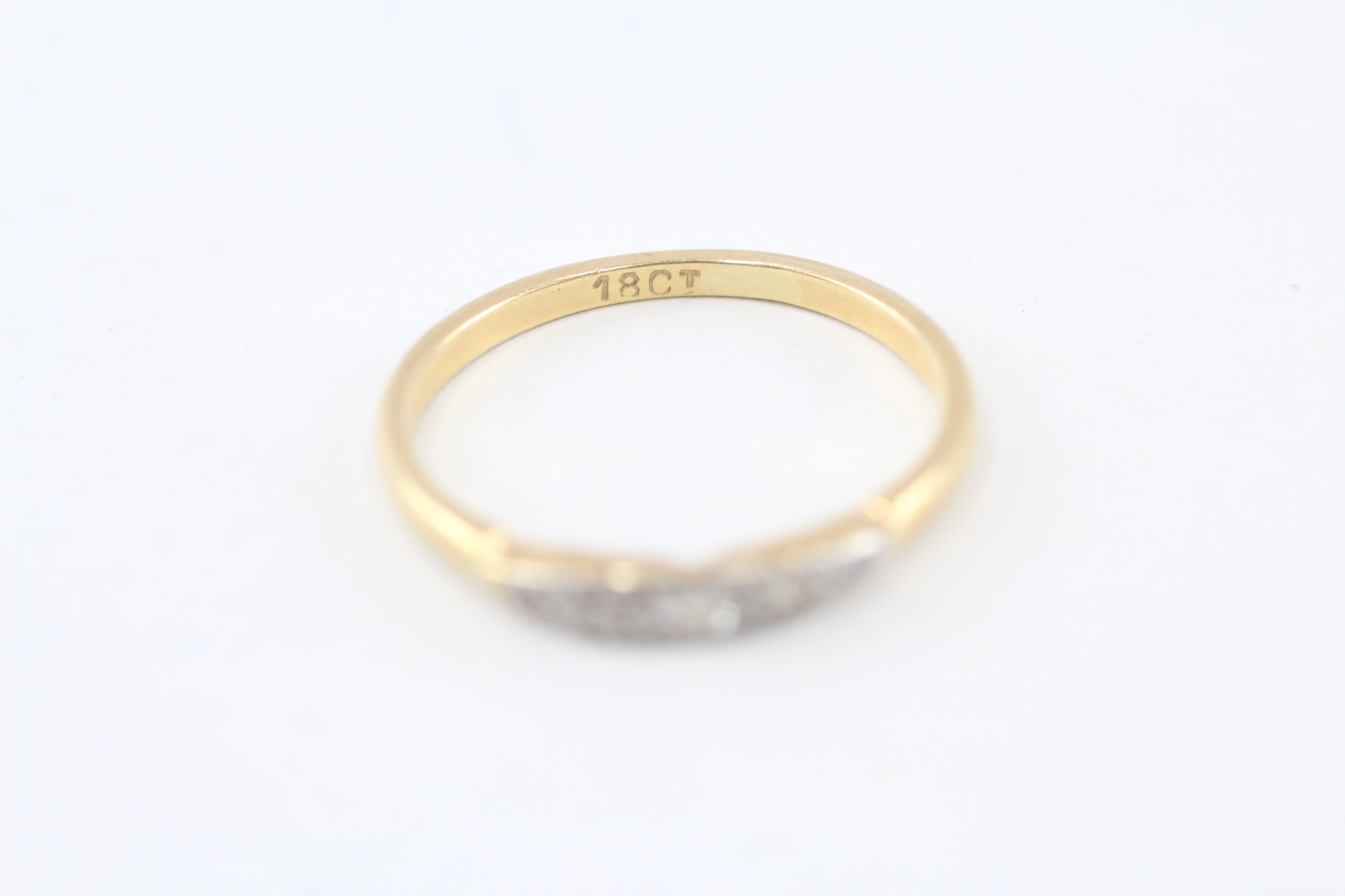 18ct gold single cut diamond five stone ring Size P - 2 g - Image 2 of 4