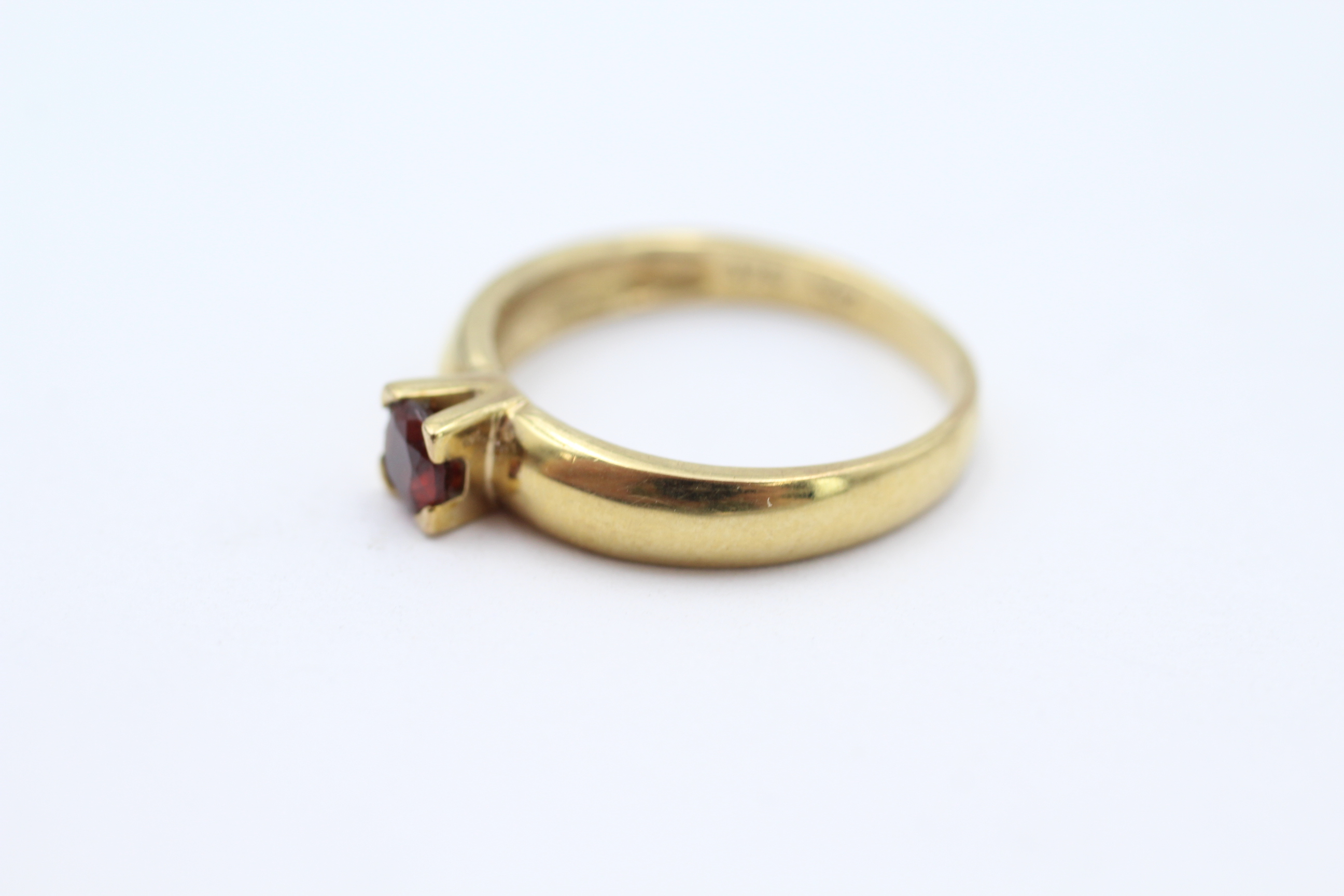 9ct gold garnet solitaire ring, claw set Size K 1/2 - 2 g - Image 4 of 4