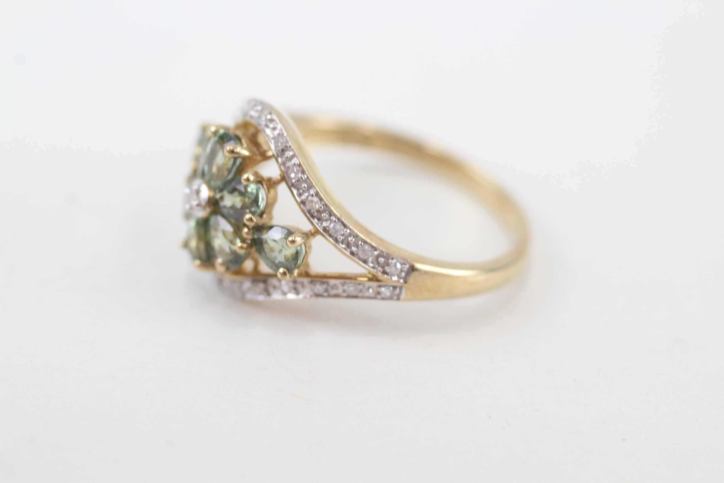 9ct gold green gemstone floral cluster ring with diamond frame (2.9g) Size P - Image 3 of 4