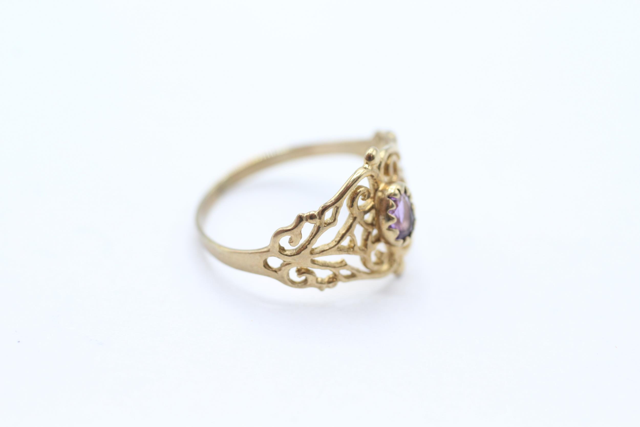 9ct gold amethyst set scrolling openwork shoulder dress ring Size H - 0.9 g - Image 2 of 4