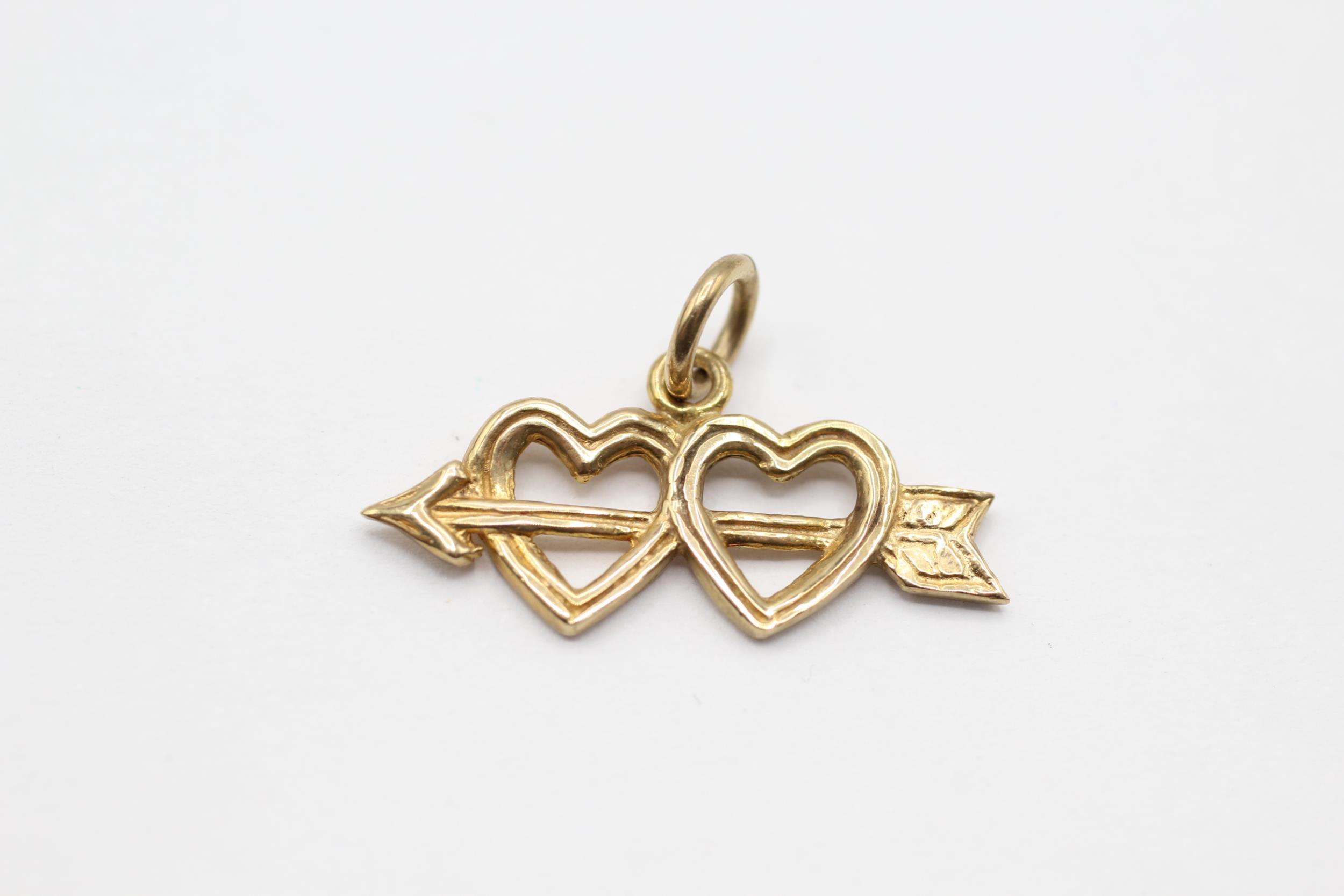 9ct gold double heart & arrow charm - 1.1 g