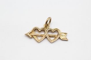 9ct gold double heart & arrow charm - 1.1 g