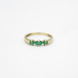 9ct gold vari-cut emerald three stone ring, claw set (1.4g) Size P
