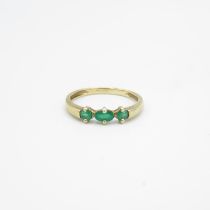 9ct gold vari-cut emerald three stone ring, claw set (1.4g) Size P