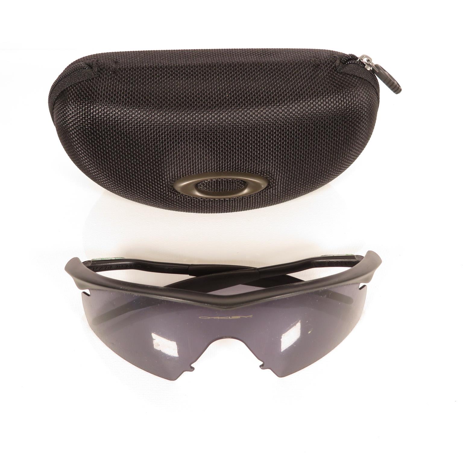 Pair of Porsche Folding Sunglasses, Per Sol folding Sunglasses, Oakley sunglasses and Porsche design - Bild 2 aus 17