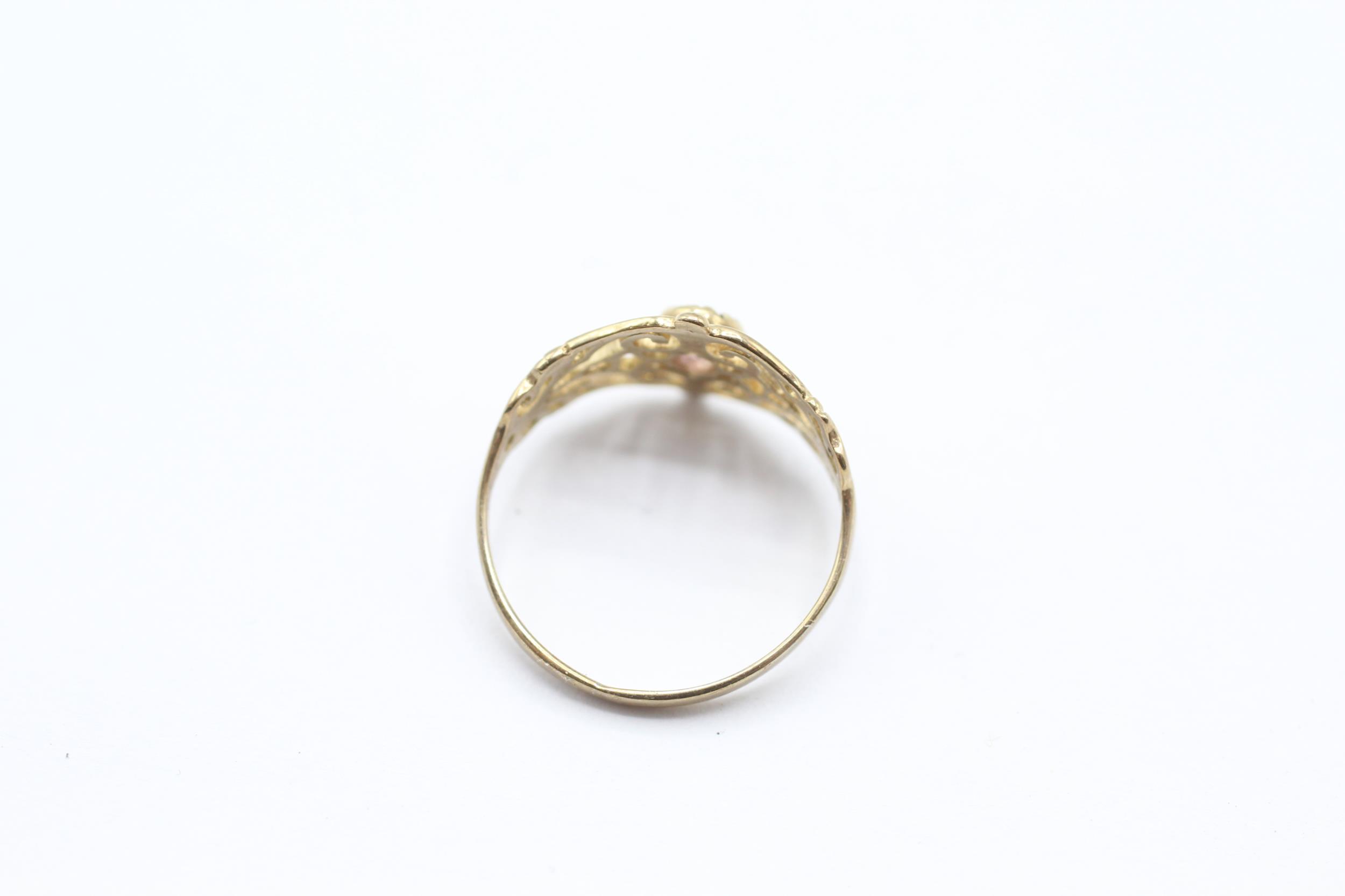 9ct gold amethyst set scrolling openwork shoulder dress ring Size H - 0.9 g - Image 4 of 4