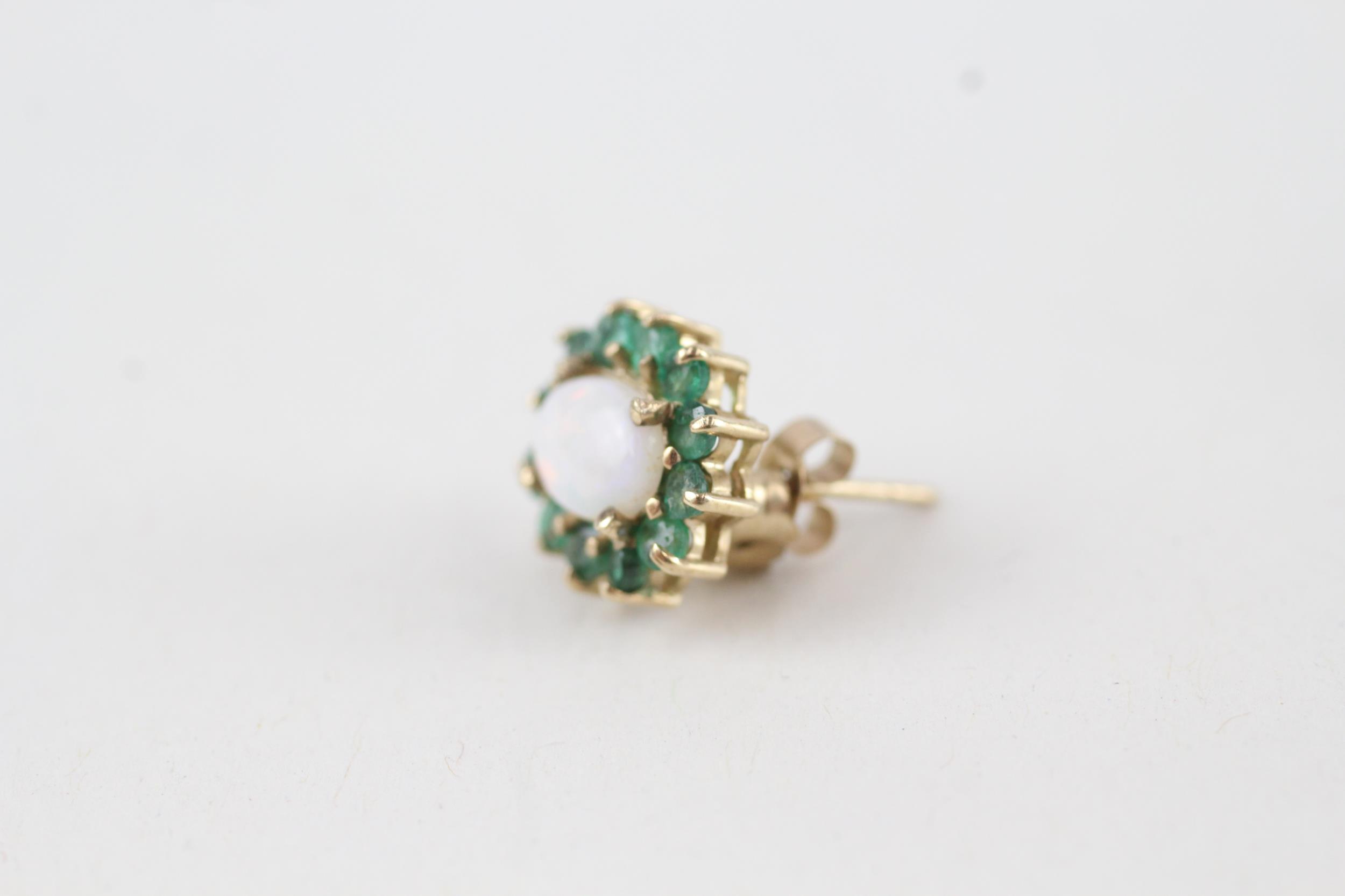 9ct gold opal & emerald cluster stud earring with scroll backs, claw set (1.8g) - Image 3 of 4