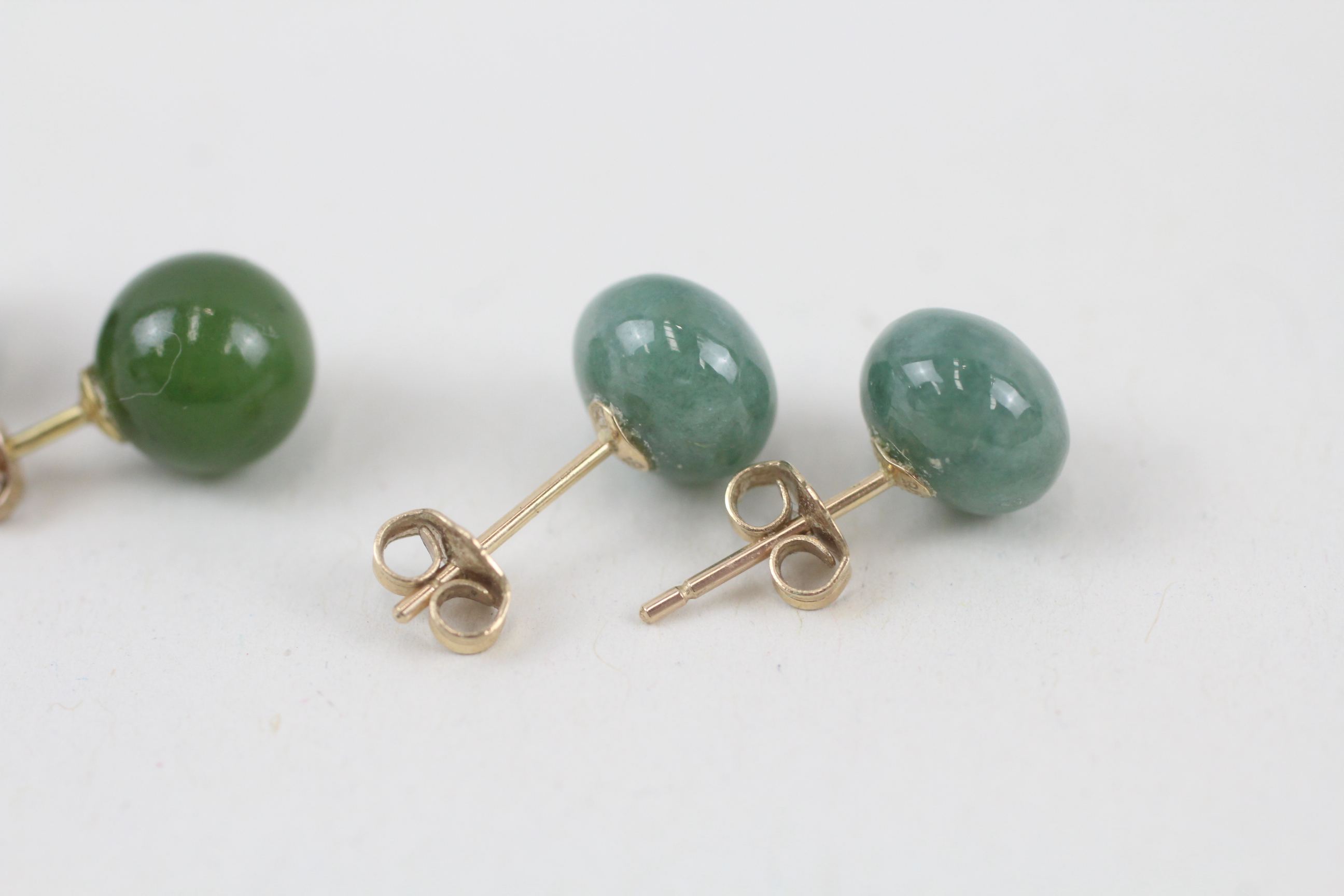 2x 9ct gold nephrite & jade stud earrings with scroll backs - 3.7 g - Image 6 of 6
