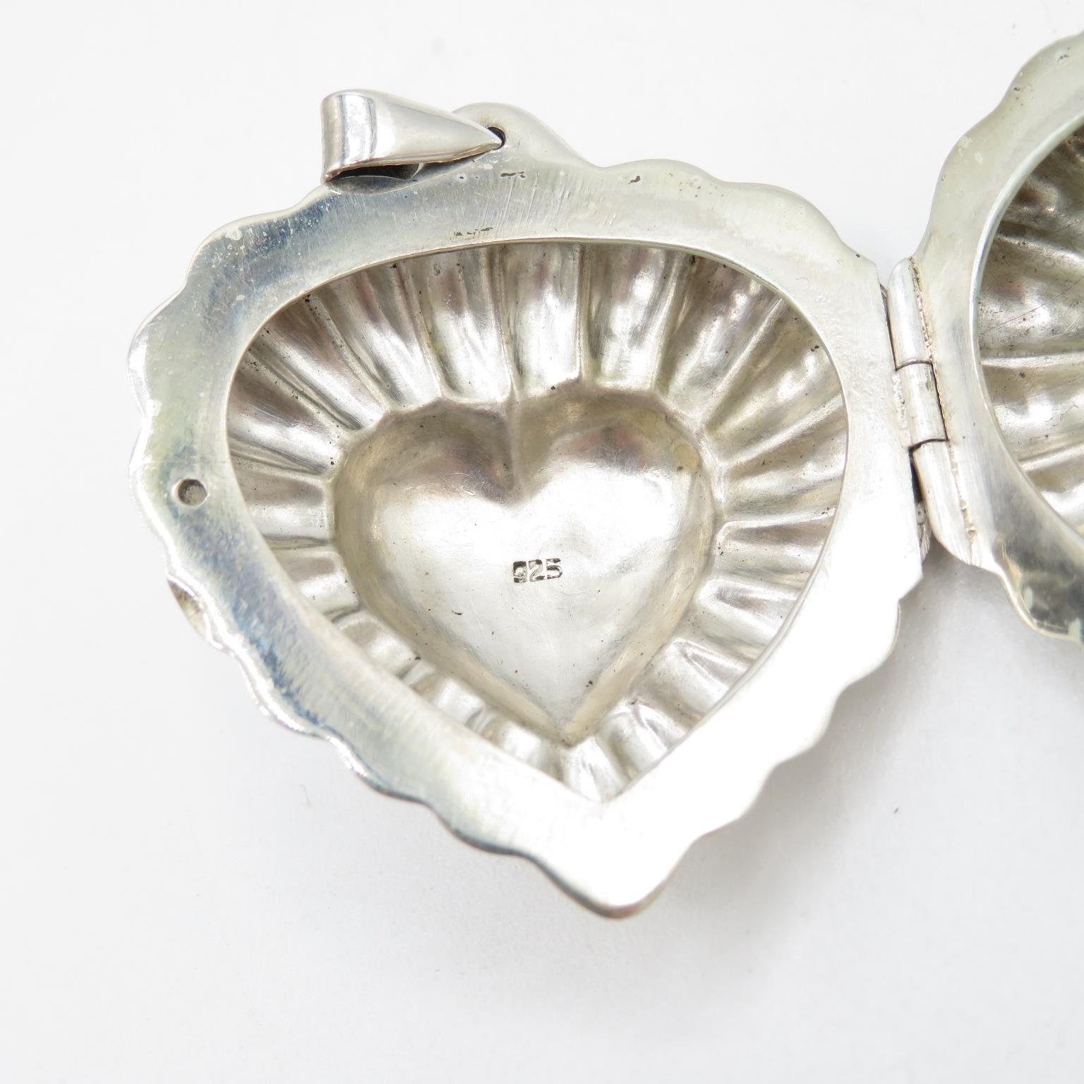 Heart shaped locket Vesta with foliate design in 925 HM Sterling Silver in excellent condition hinge - Image 4 of 5