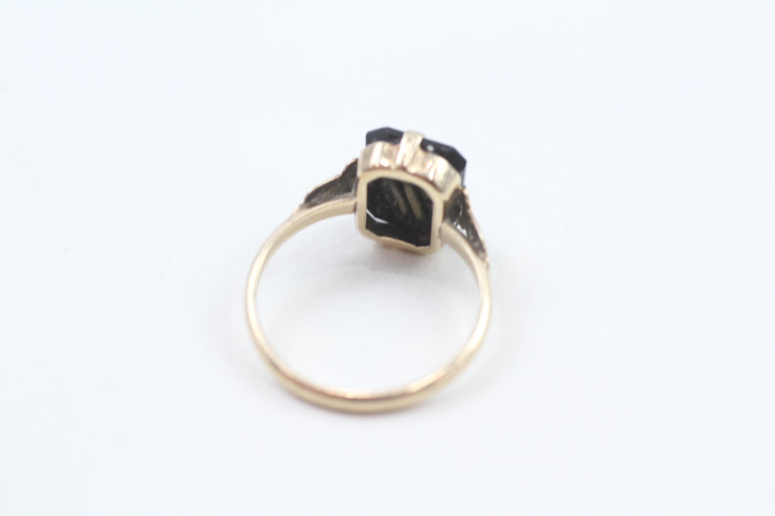 9ct gold vintage black onyx initial 'R' dress ring (1.9g) Size L - Image 3 of 5