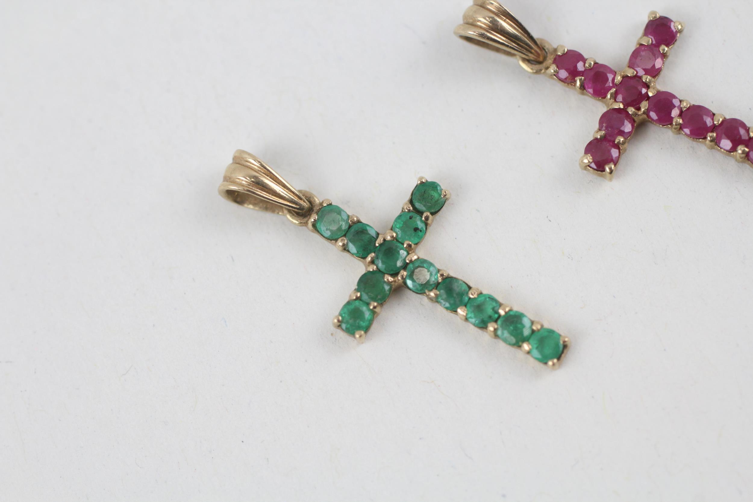 2x 9ct gold ruby & emerald cross pendants - 1.3 g - Image 2 of 5