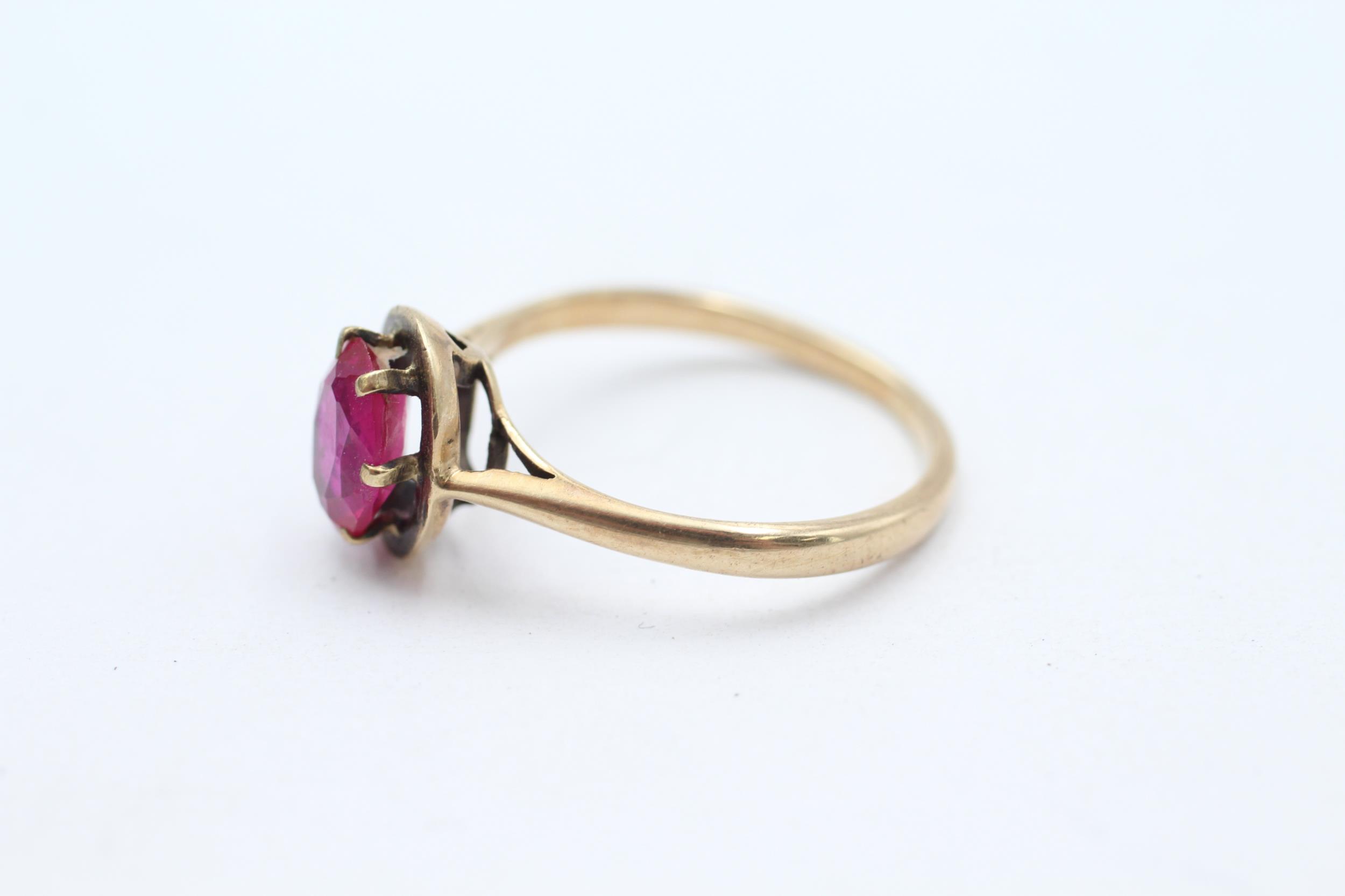 9ct gold vintage oval cut red gemstone dress ring, claw set Size P - 2.3 g - Bild 3 aus 4