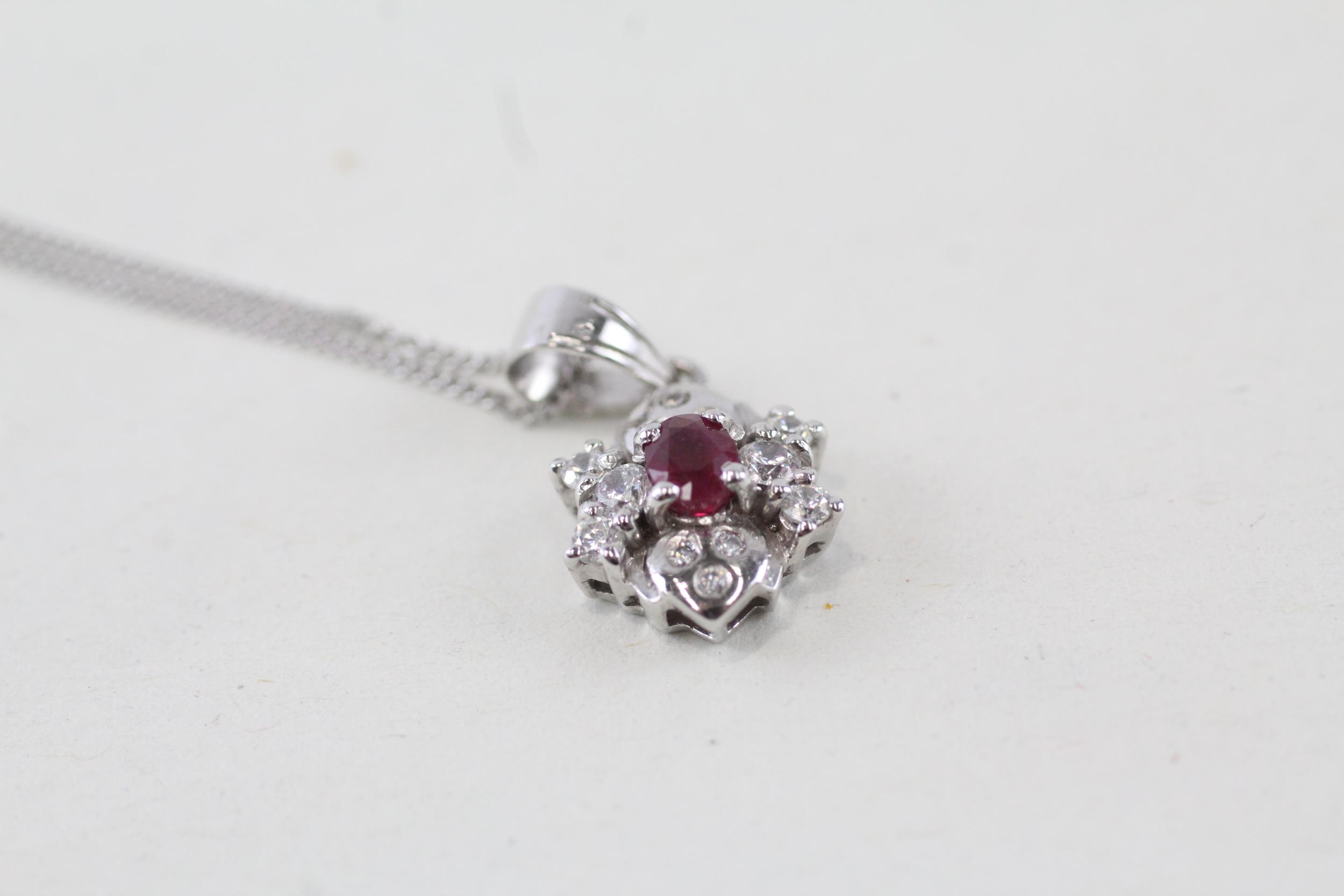 14ct white gold ruby & cubic zirconia floral cluster pendant necklace - 2.4 g - Bild 2 aus 4