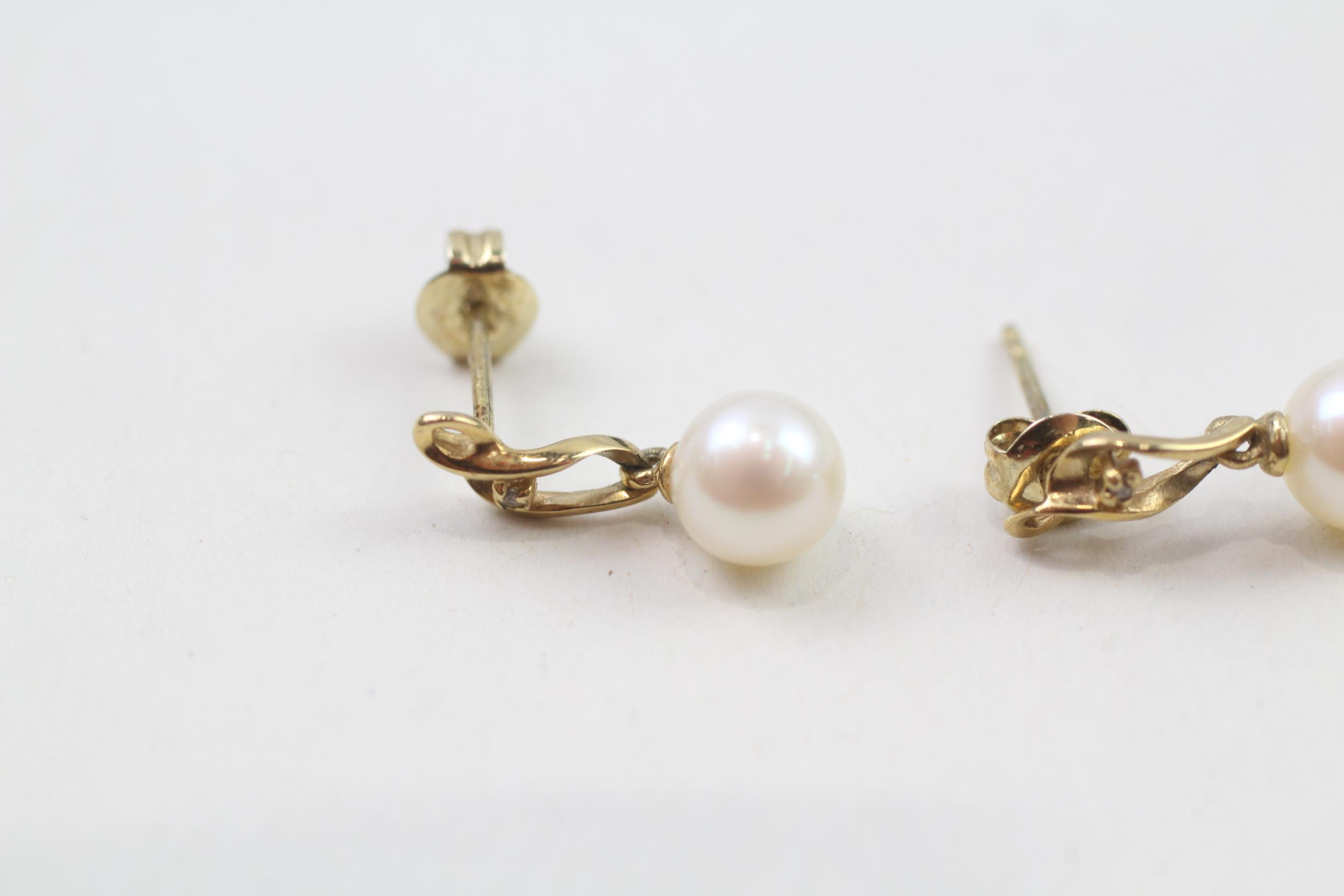 9ct gold cultured pearl & diamond drop earrings with scroll backs (1.3g) - Image 2 of 4