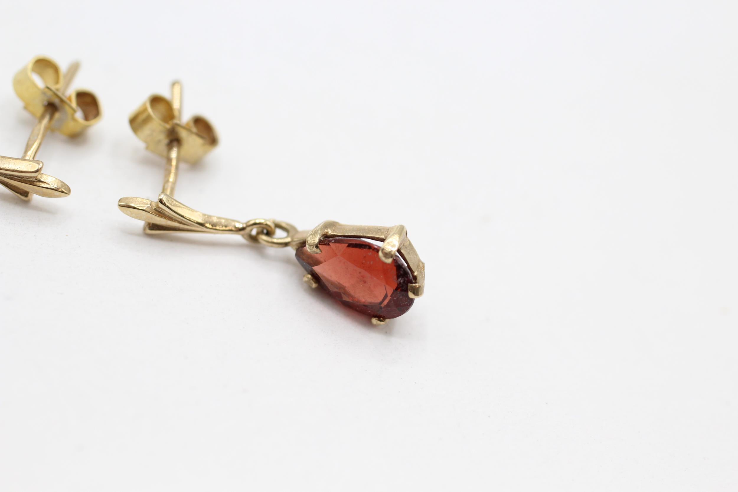 9ct gold pear cut garnet set drop earrings - 1.6 g - Image 2 of 4