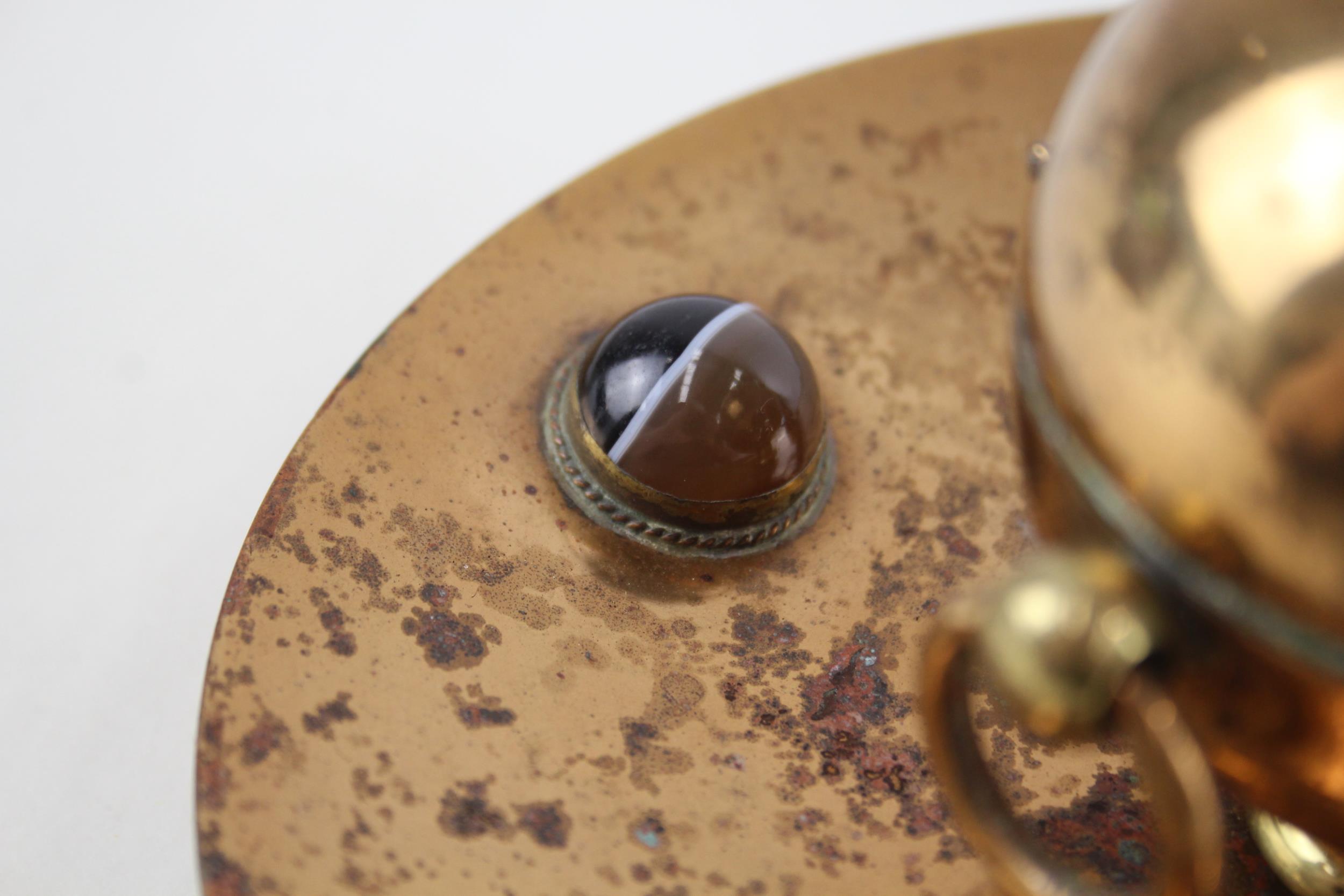 Antique ARTS & CRAFTS Brass Circular Inkwell w/ Tiger's Eye Cabochons - Diameter - 16.5cm In antique - Image 3 of 9