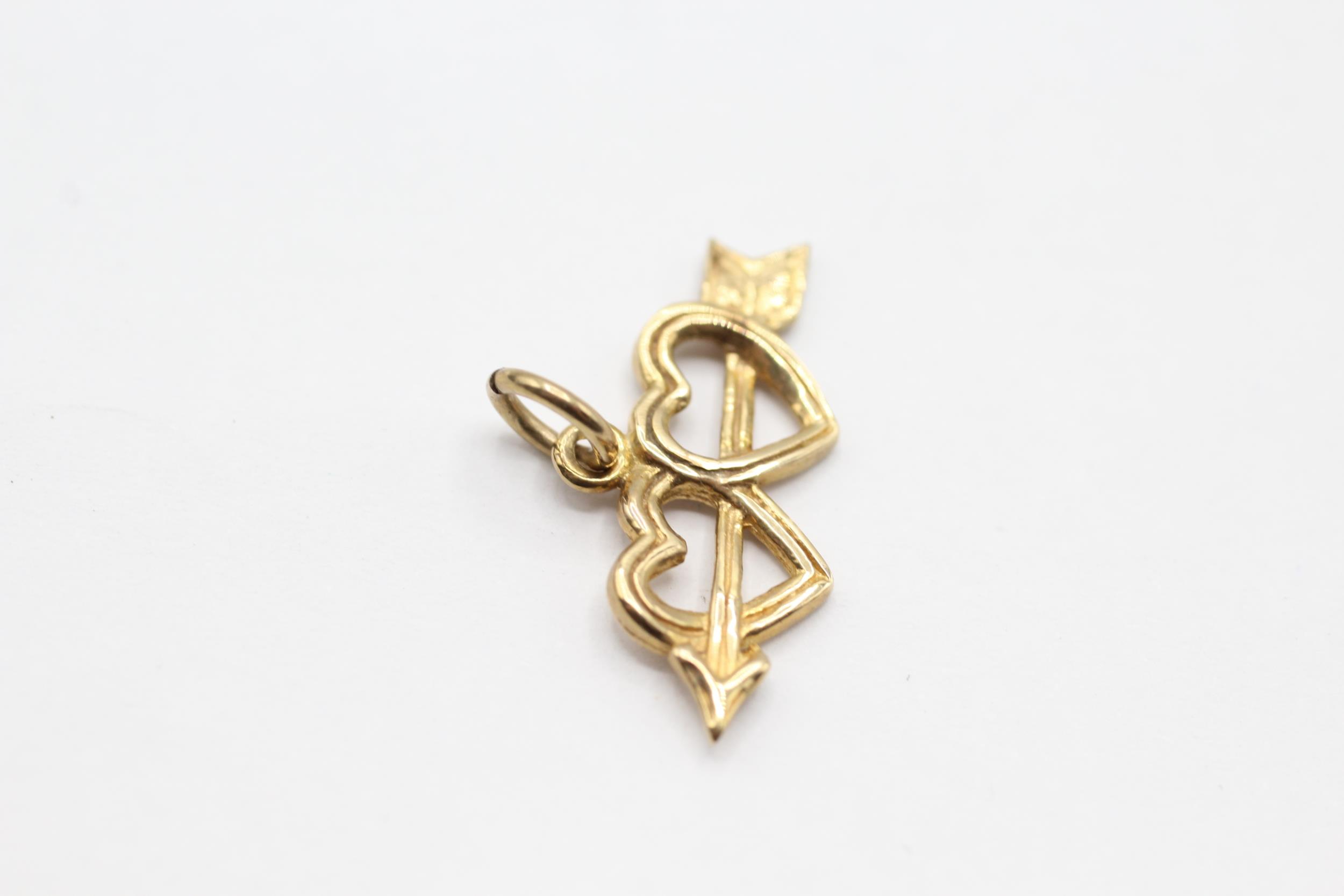 9ct gold double heart & arrow charm - 1.1 g - Image 2 of 4