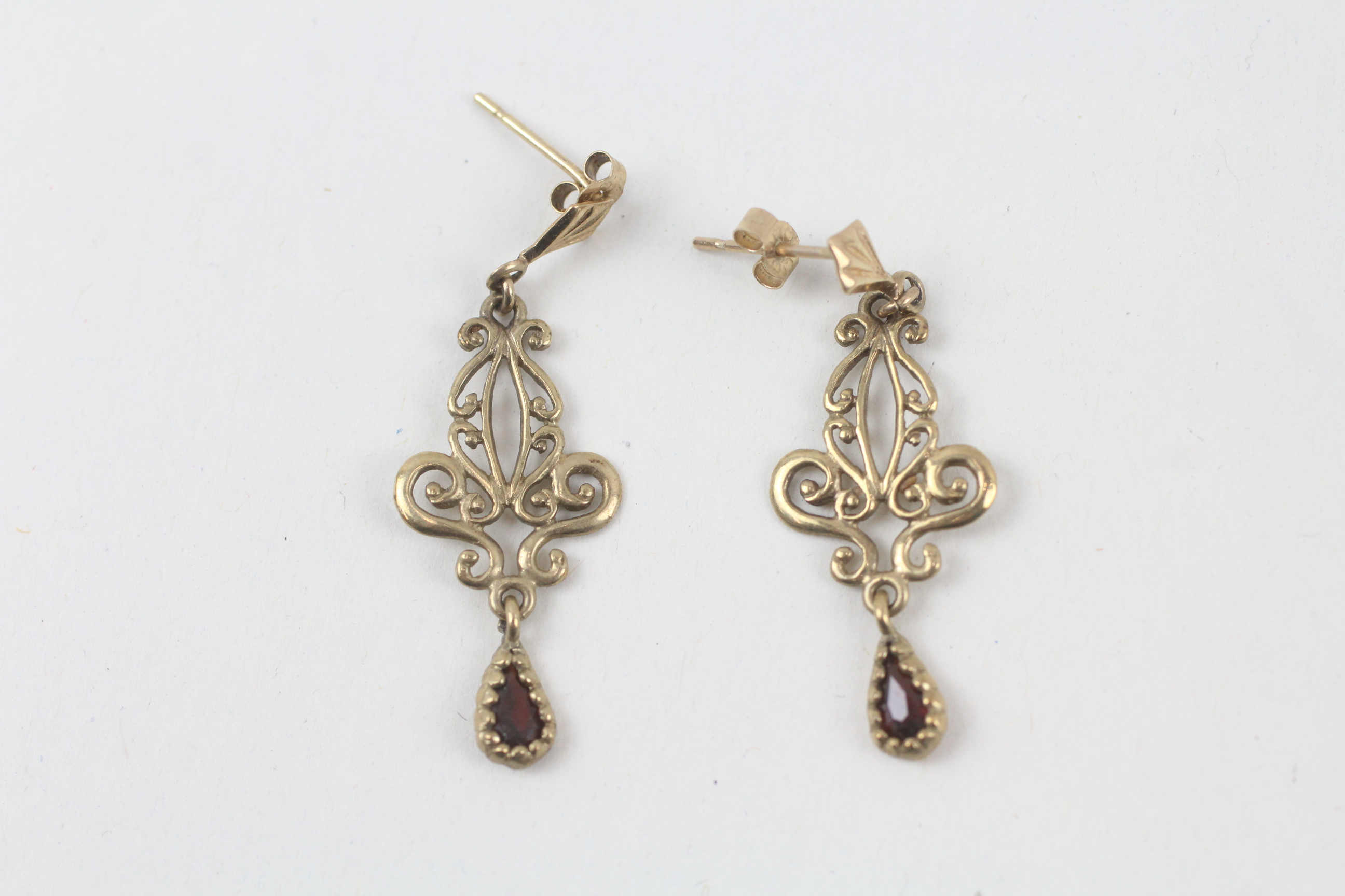 9ct gold garnet ornate dangle earrings - 1.6 g