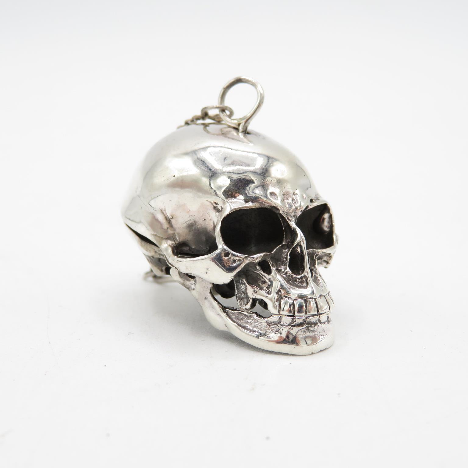 Extremely fine detailed articulated Memento Mori human skull in sterling silver with hinged bottom - Image 3 of 6