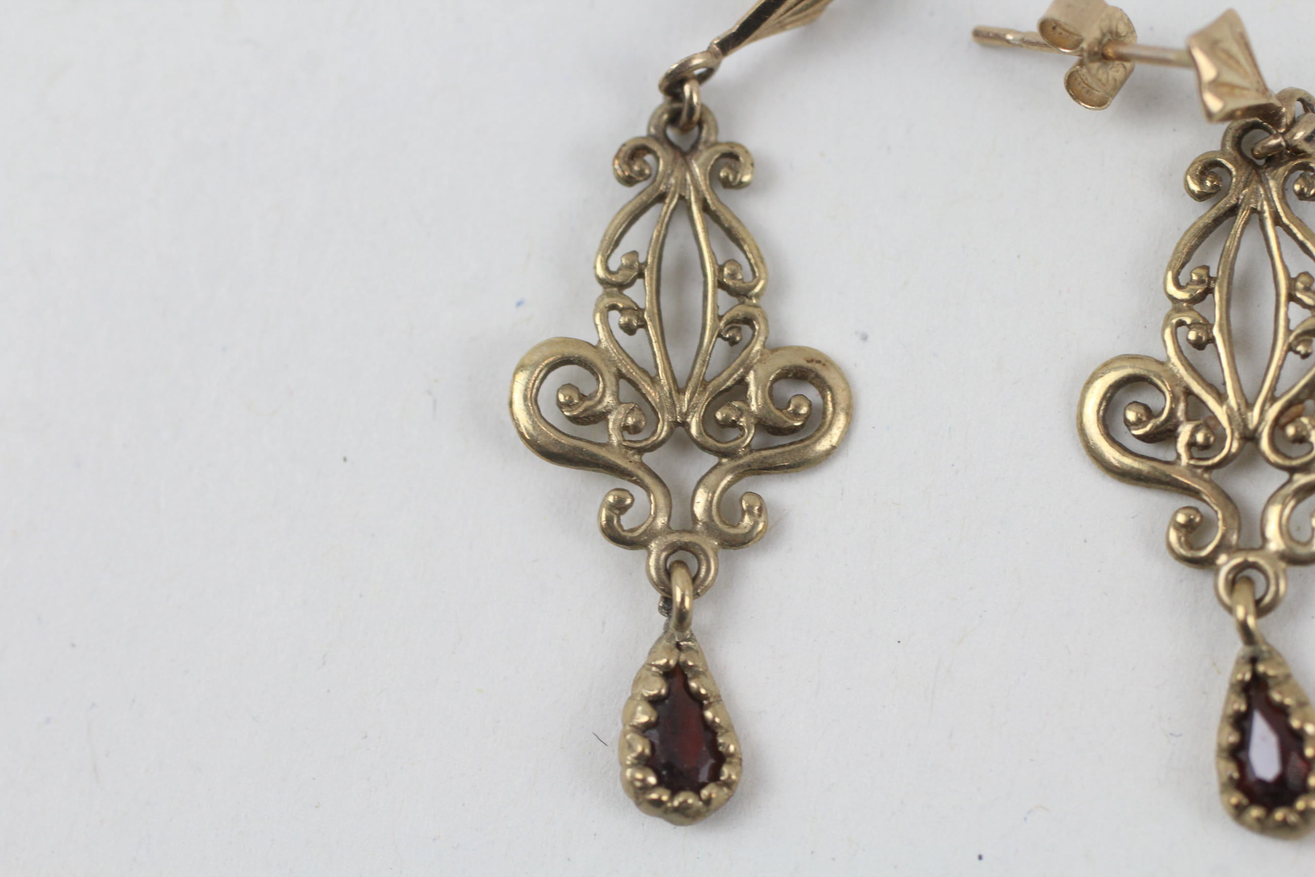 9ct gold garnet ornate dangle earrings - 1.6 g - Image 2 of 8